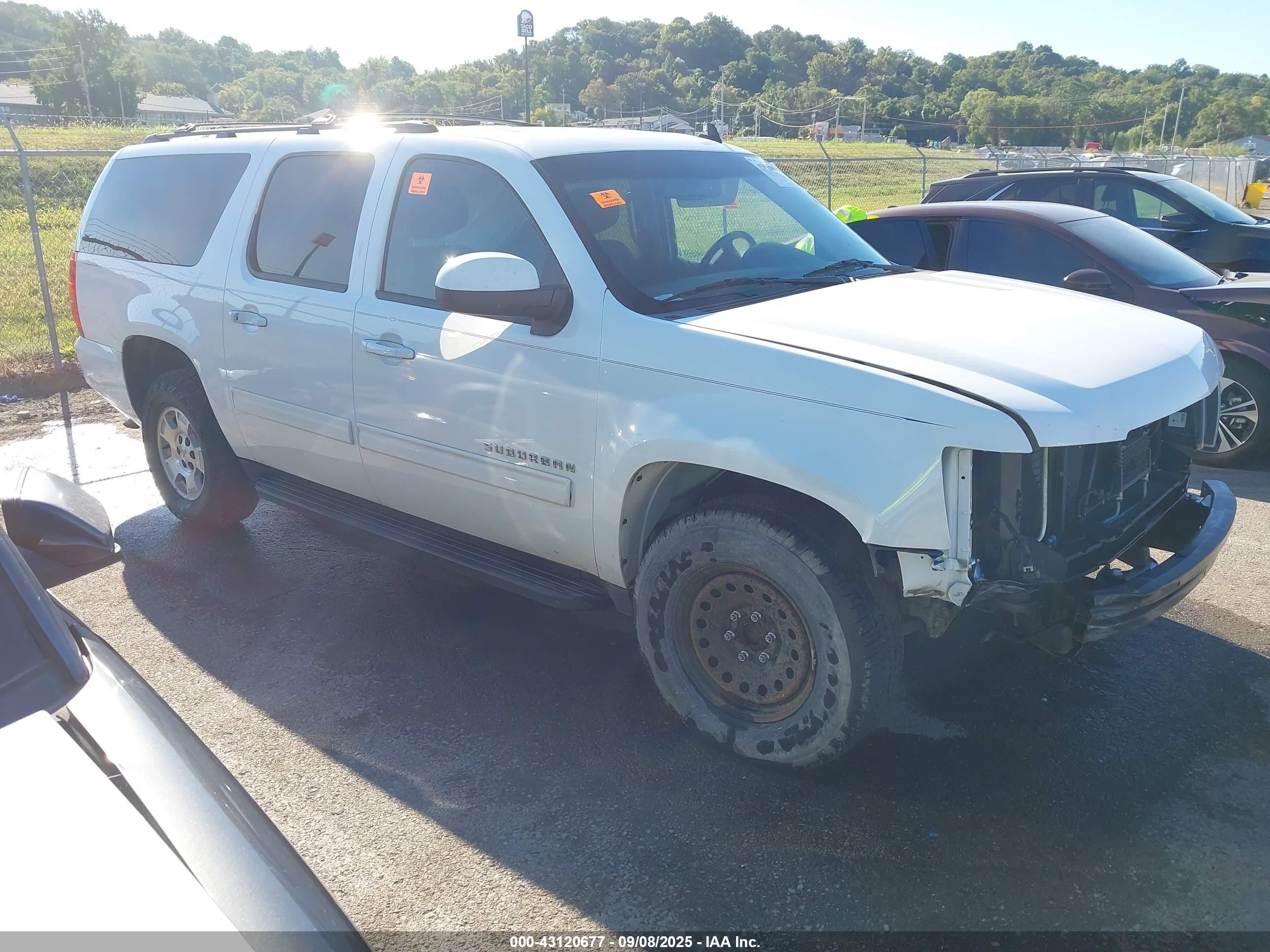 2014 Chevrolet Suburban LS, VIN 1GNSCHE09ER155342 — Front end