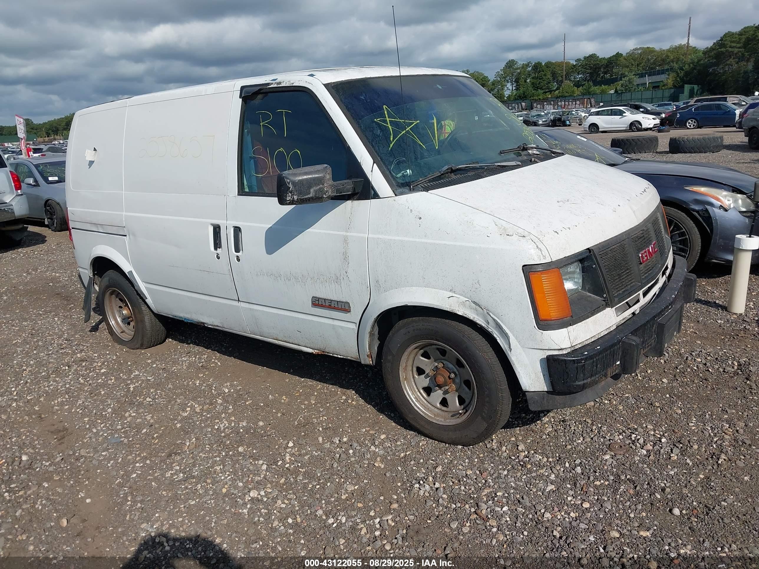 1992 GMC Safari, VIN 1GTDM15Z6NB528589 — Front end