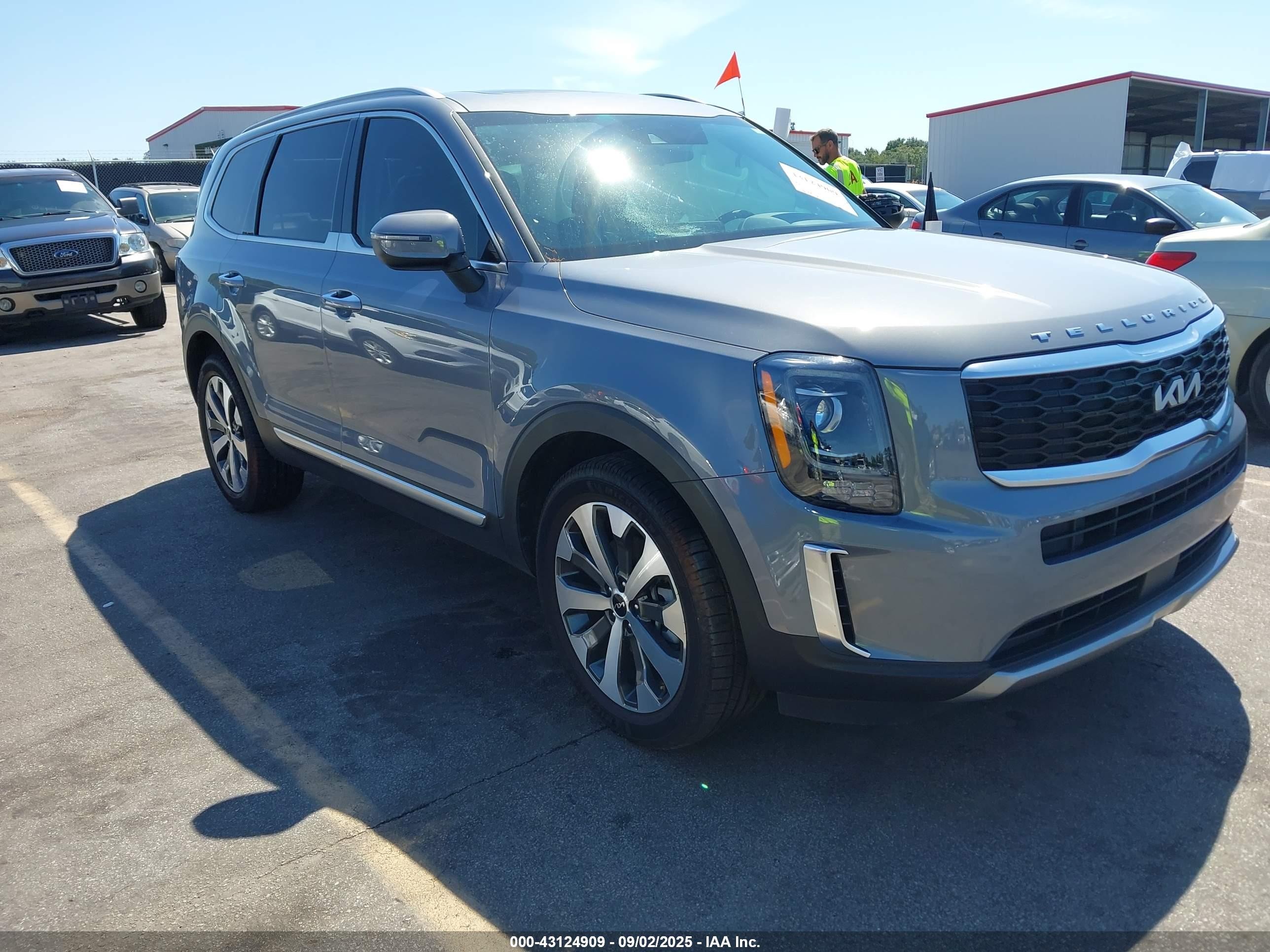 2022 Kia Telluride S, VIN 5XYP64HCXNG246056 — Side