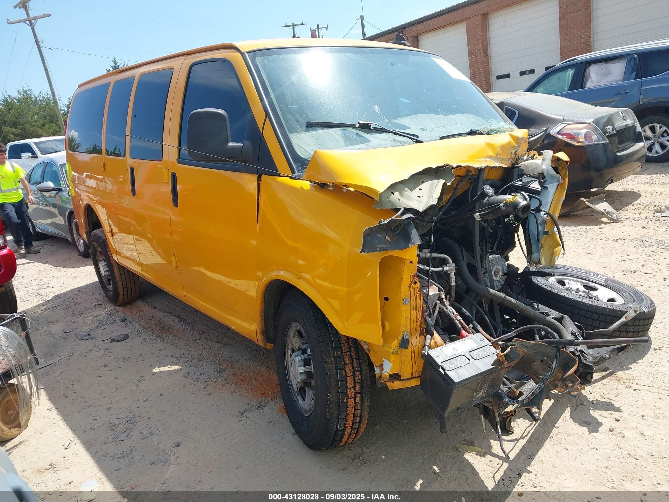 2019 Chevrolet Express 3500, VIN 1GBZGLFG4K1319508 — Front end