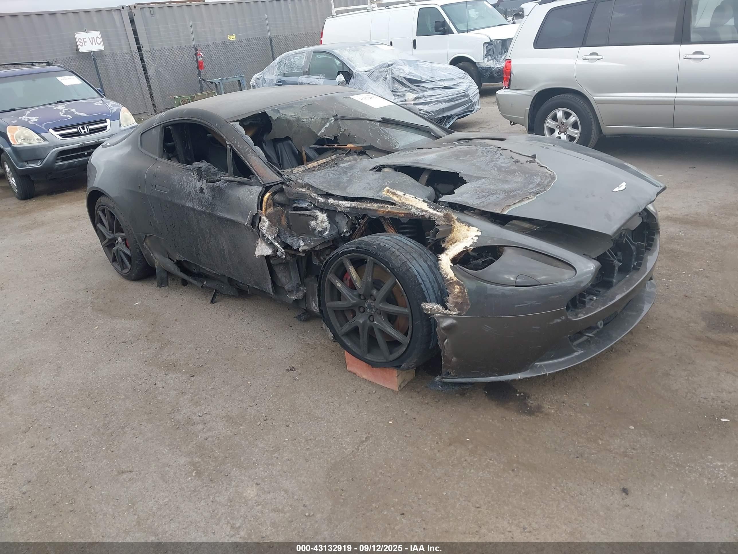 2012 Aston Martin Vantage, VIN SCFEKBAK6CGC16589 — Бок