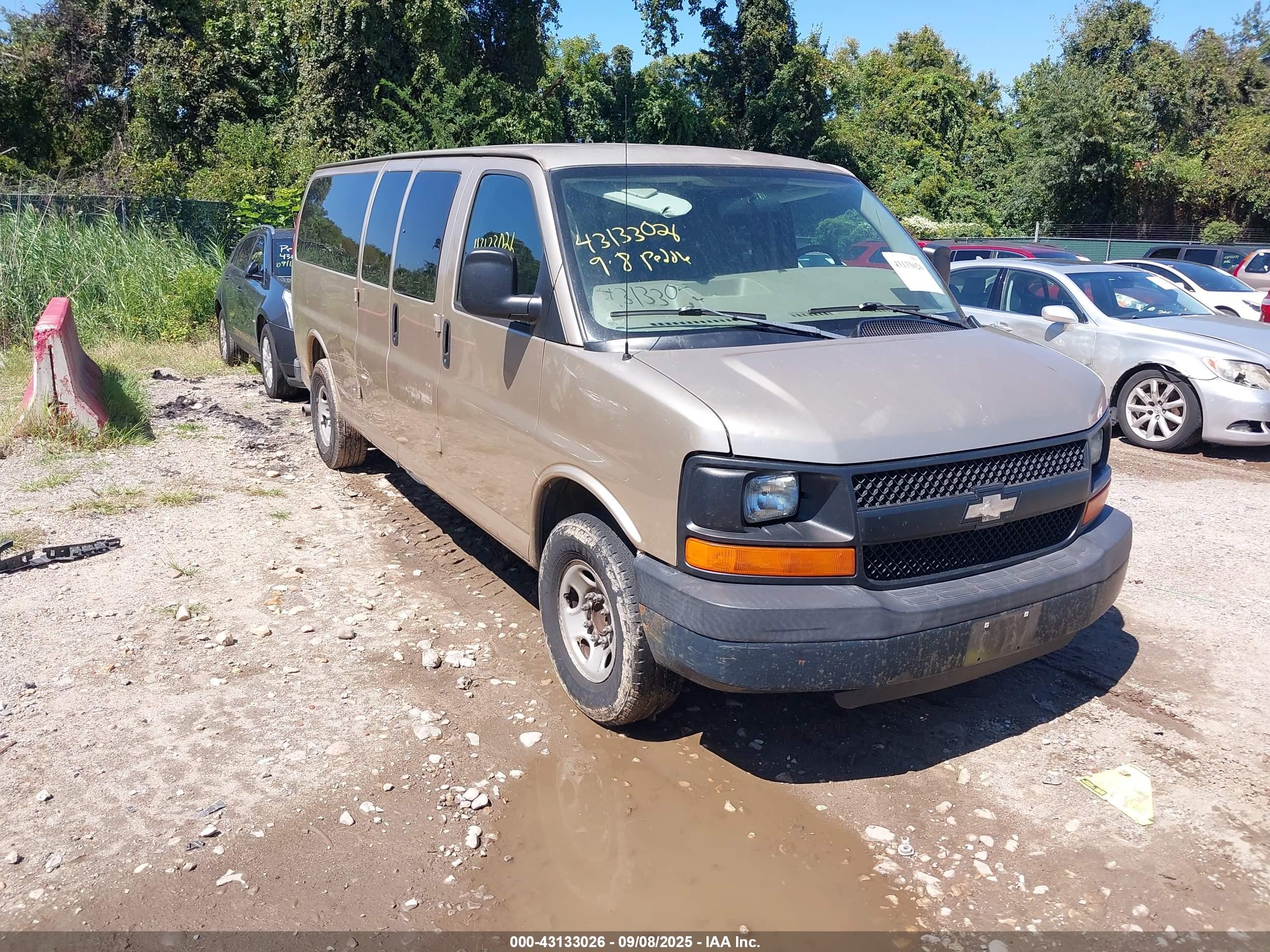 2007 Chevrolet Express Passenger, VIN 1GAHG39U671212842 — Side