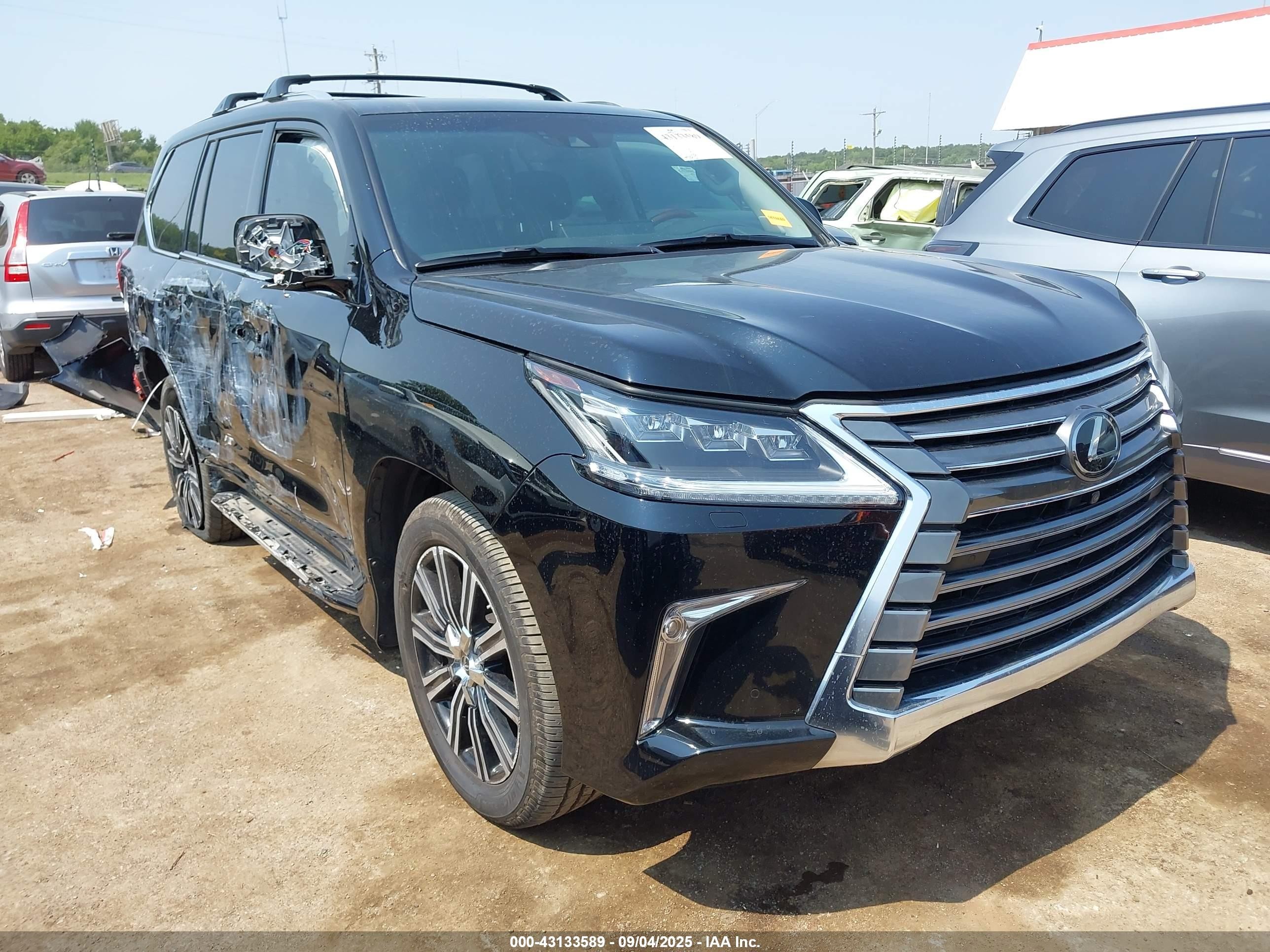 2020 Lexus LX 570, VIN JTJDY7AXXL4313842 — Бок