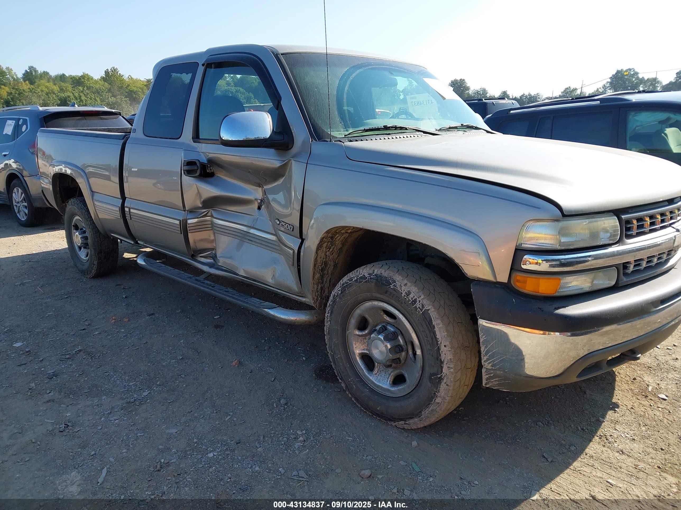 2002 Chevrolet Silverado 2500 LS, VIN 1GCGK29U52Z141722 — Front end