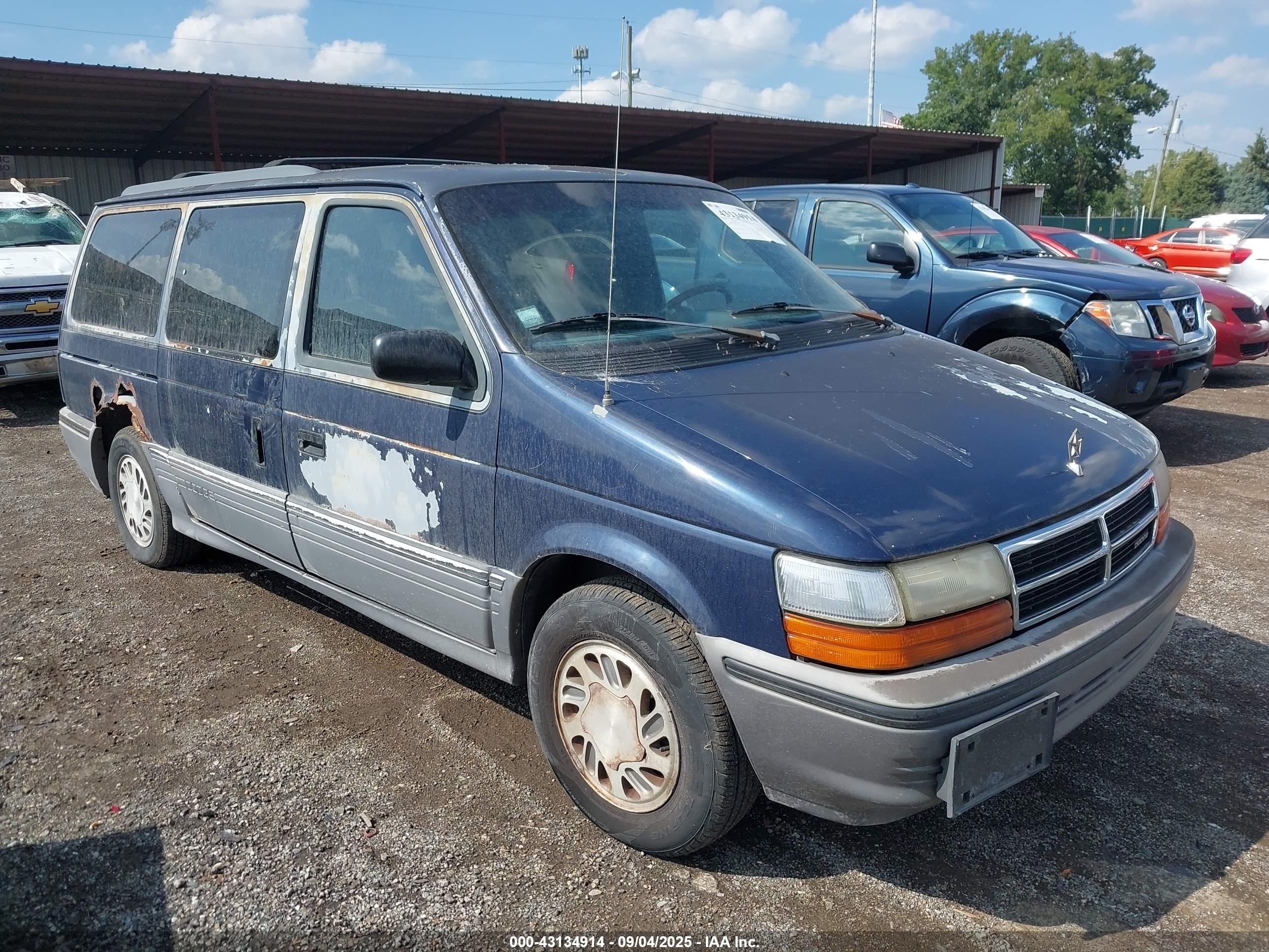 1993 Dodge Grand Caravan, VIN 1B4GH54R4PX608325 — Перед