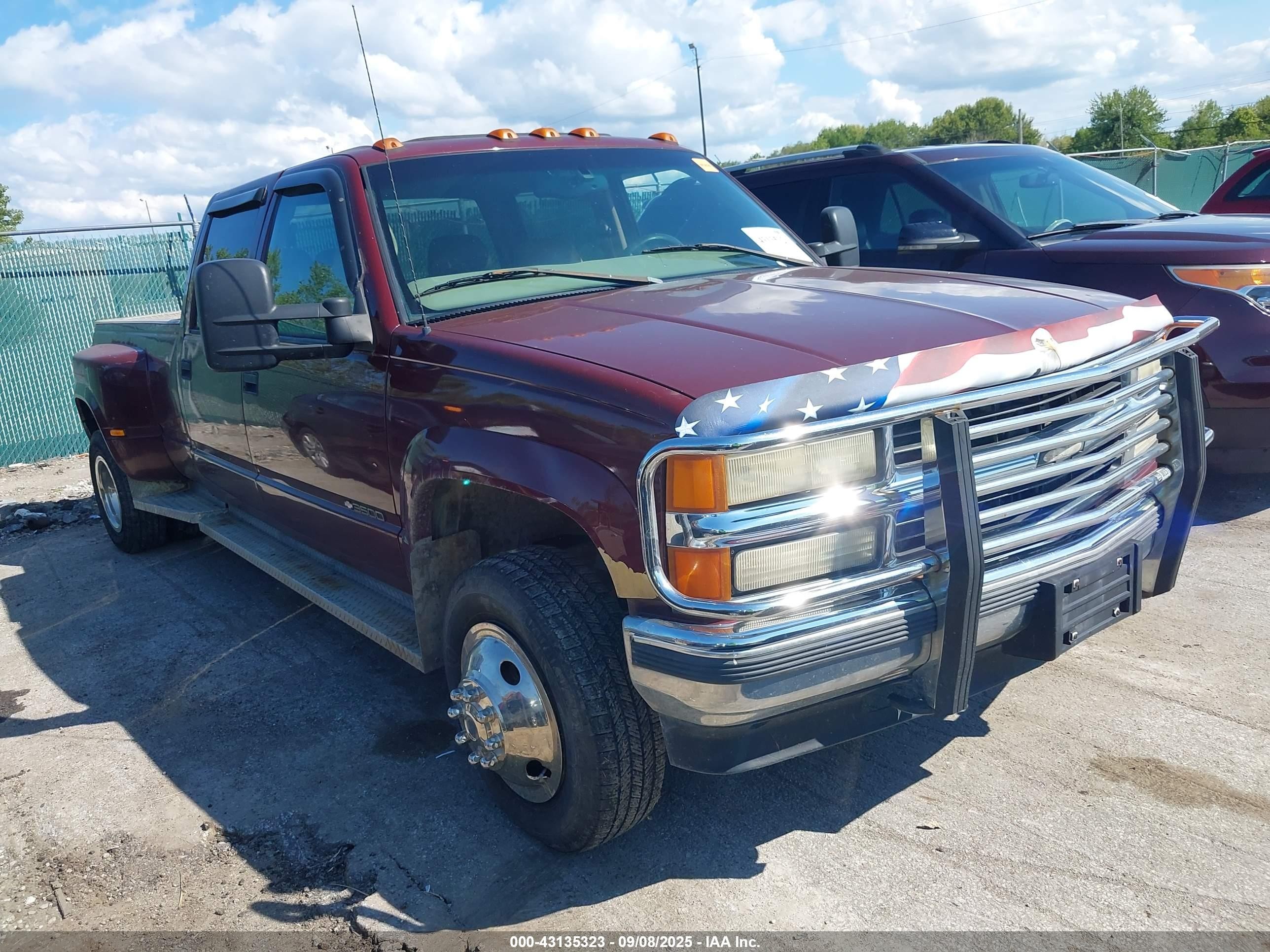 2000 Chevrolet Silverado 3500, VIN 1GCHK33J1YF472073 — Side