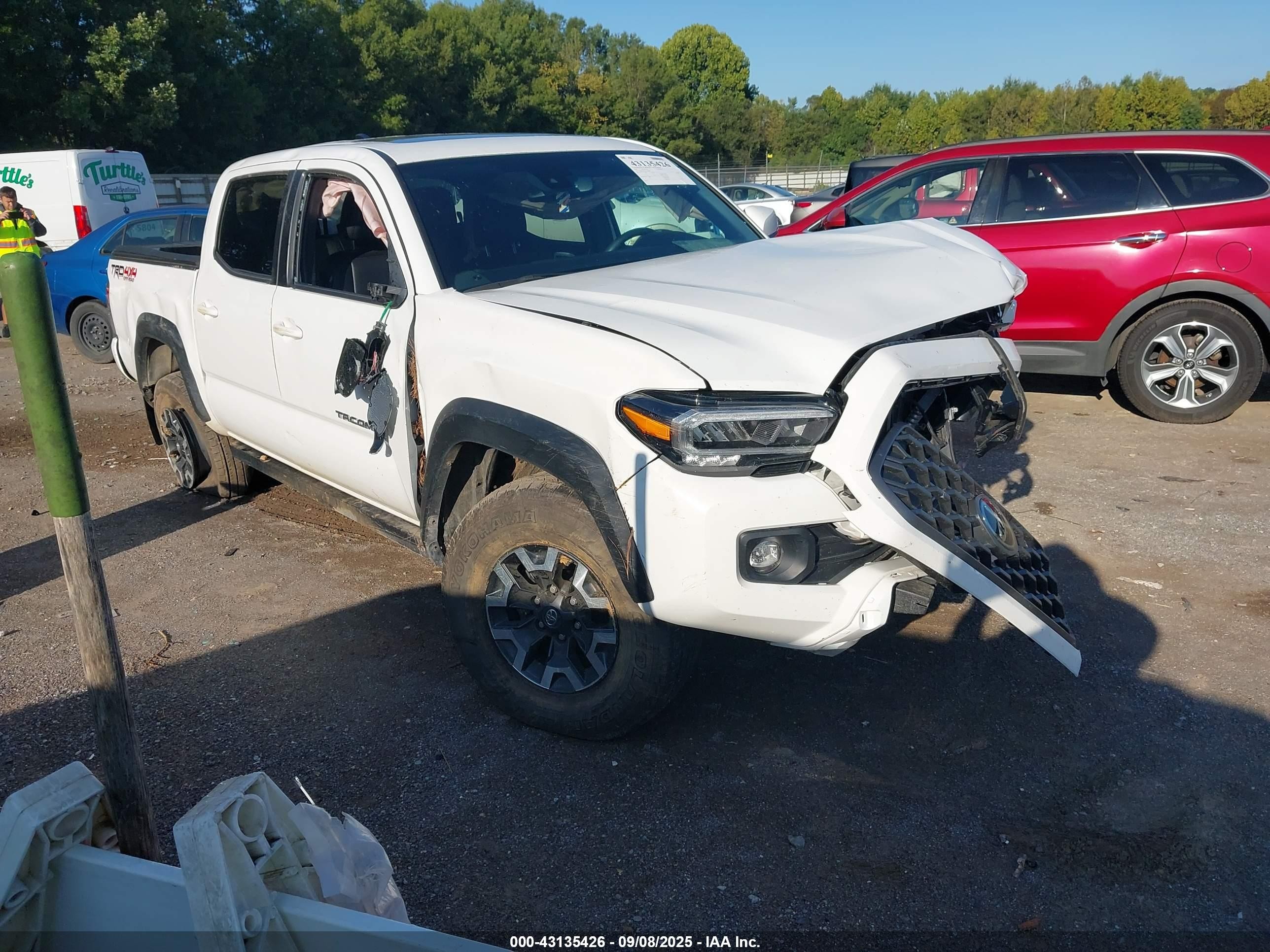 2020 Toyota Tacoma TRD Sport, VIN 3TMCZ5AN8LM320906 — Front end