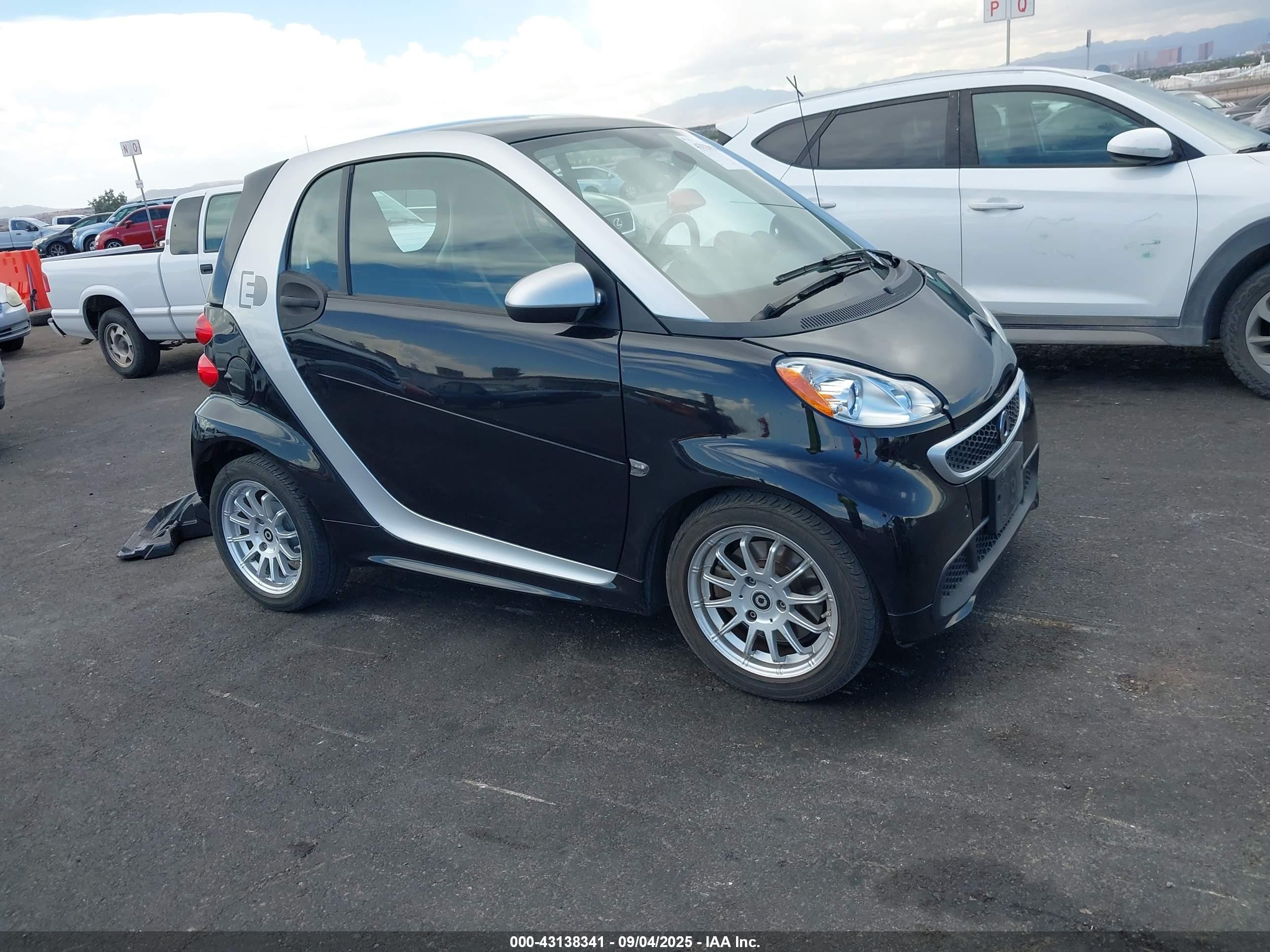 2014 Smart fortwo Passion, VIN WMEEJ9AA7EK733075 — Side