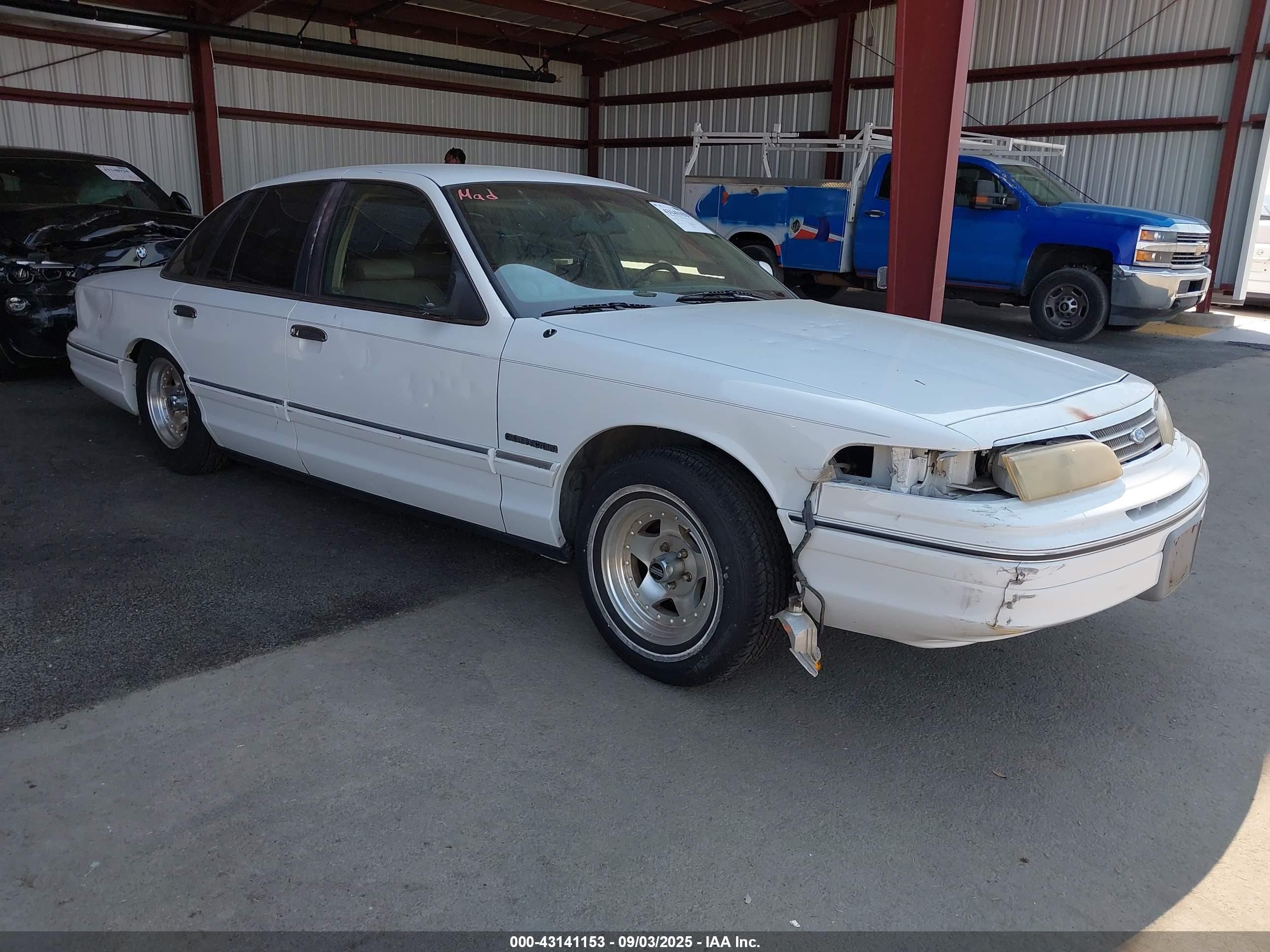 1993 Ford Crown Victoria LX, VIN 2FALP74W8PX112045 — Rear end