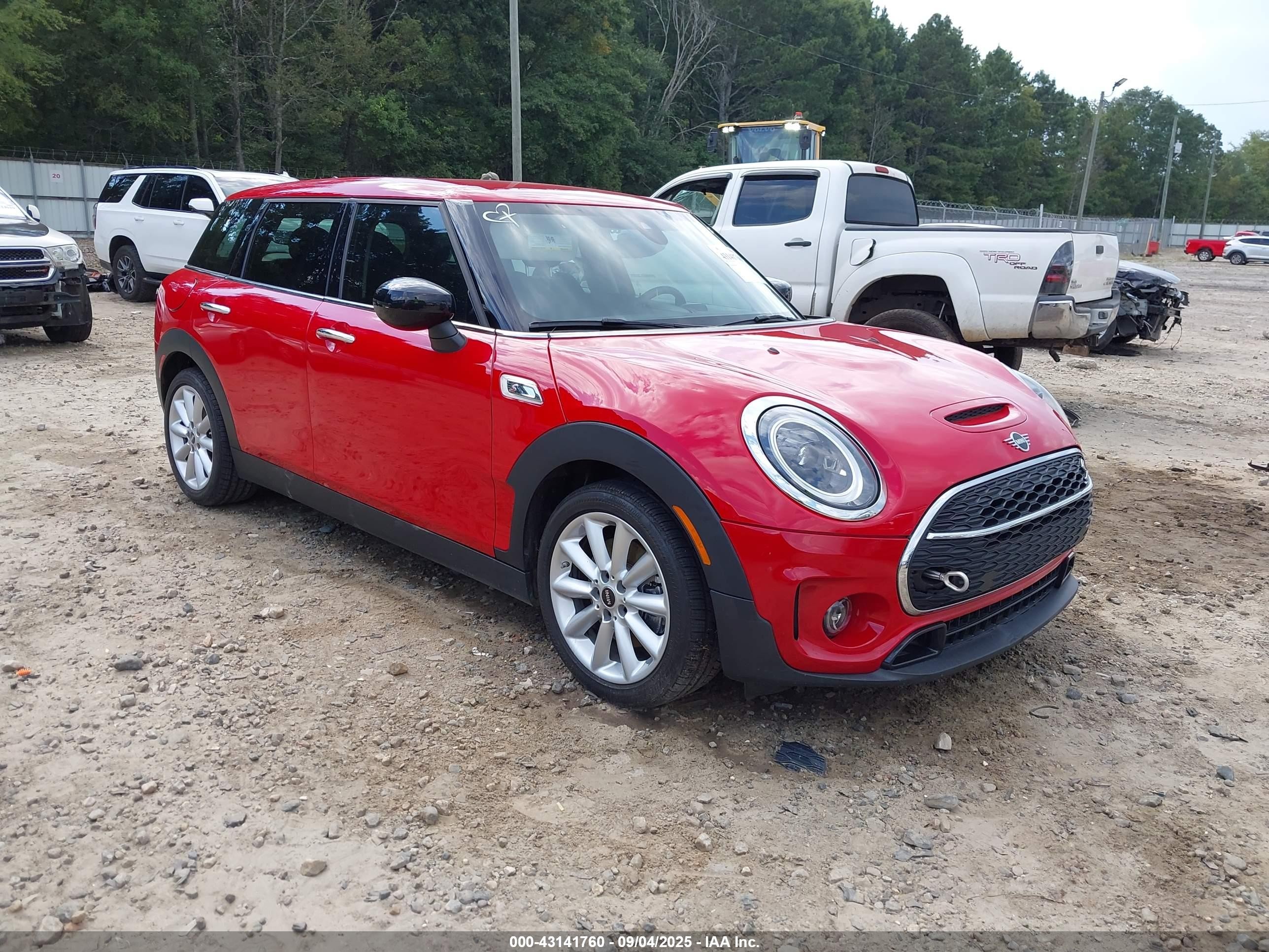 2022 MINI Clubman Cooper S, VIN WMWLV7C09N2R13688 — Днище