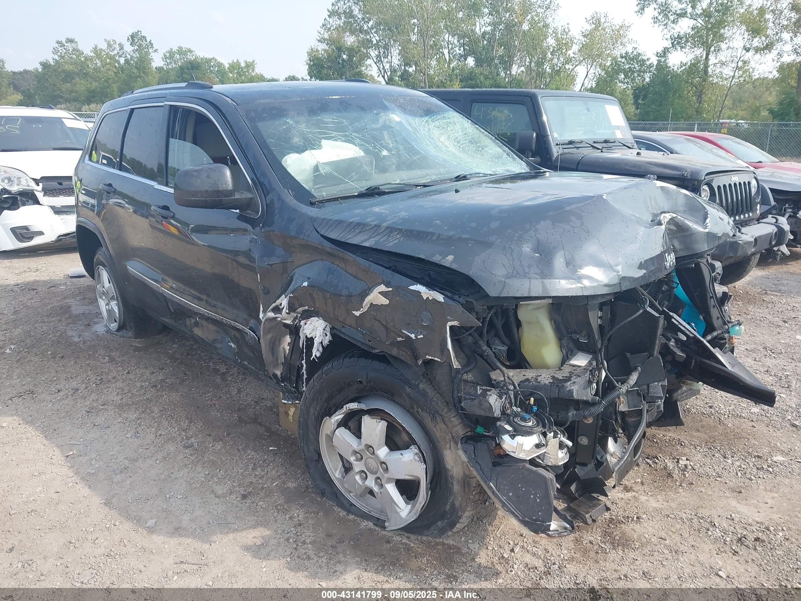 2011 Jeep Grand Cherokee Laredo, VIN 1J4RR4GG3BC517764 — Front end