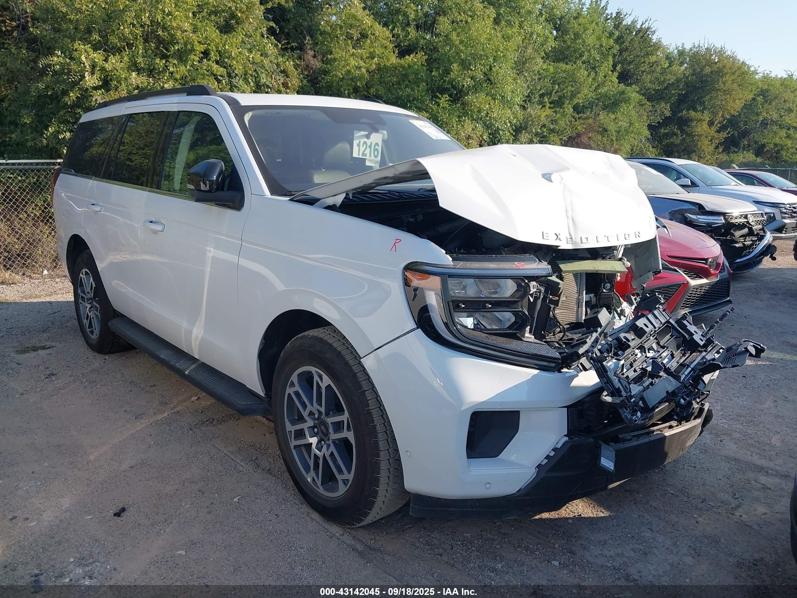 2025 Ford Expedition Active, VIN 1FMJU1J81SEA29754 — Front end