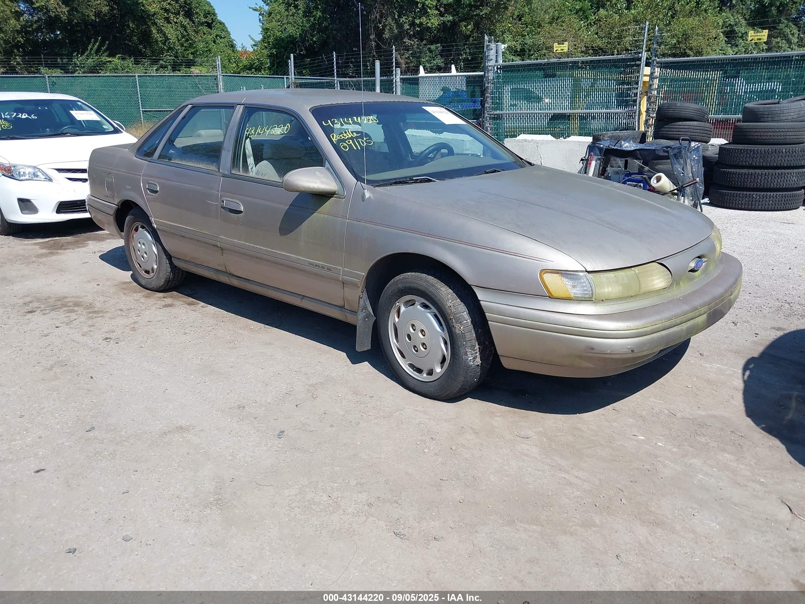 1994 Ford Taurus GL, VIN 1FALP5241RA276416 — Front end