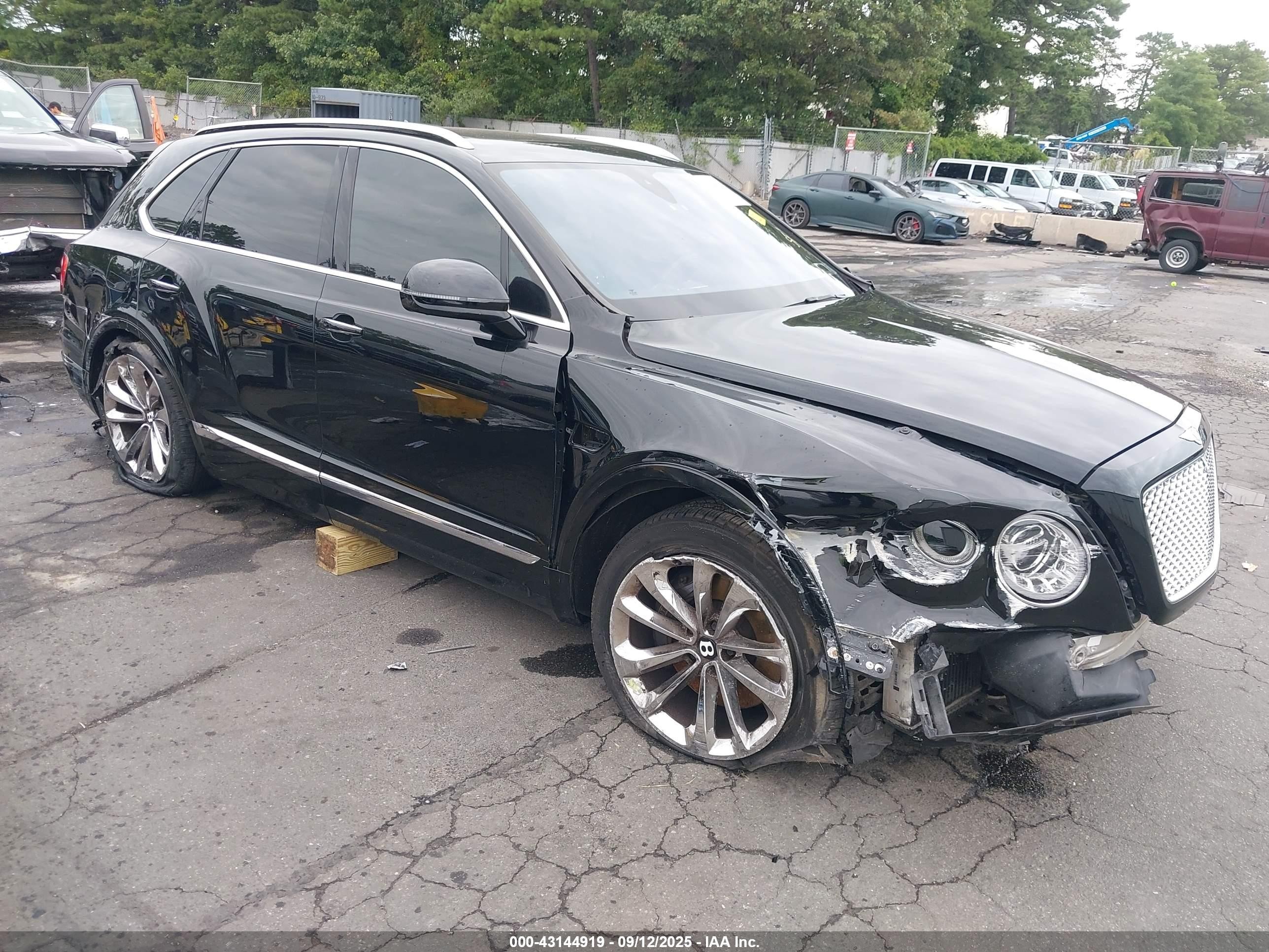 2017 Bentley Bentayga W12, VIN SJAAC2ZV0HC014188 — All over