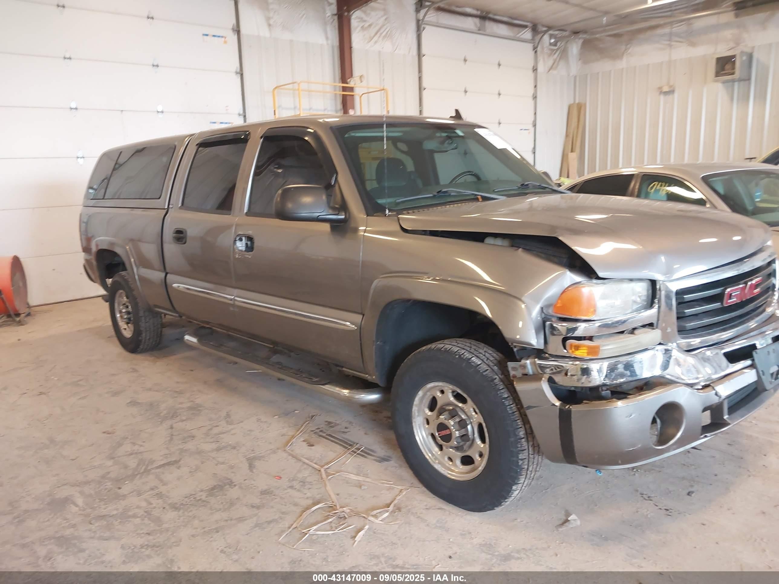 2006 GMC Sierra 1500HD Classic SLE1, VIN 1GTGC13U06F212624 — Front end