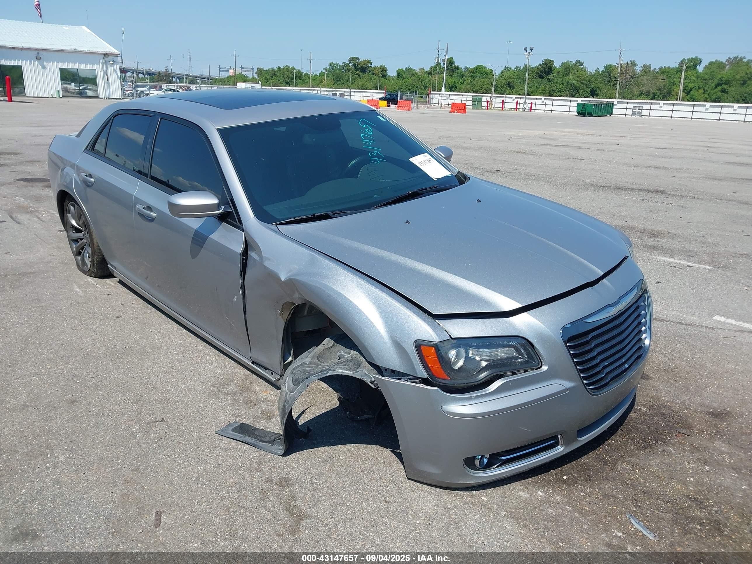2014 Chrysler 300 S, VIN 2C3CCABG7EH272654 — Бок