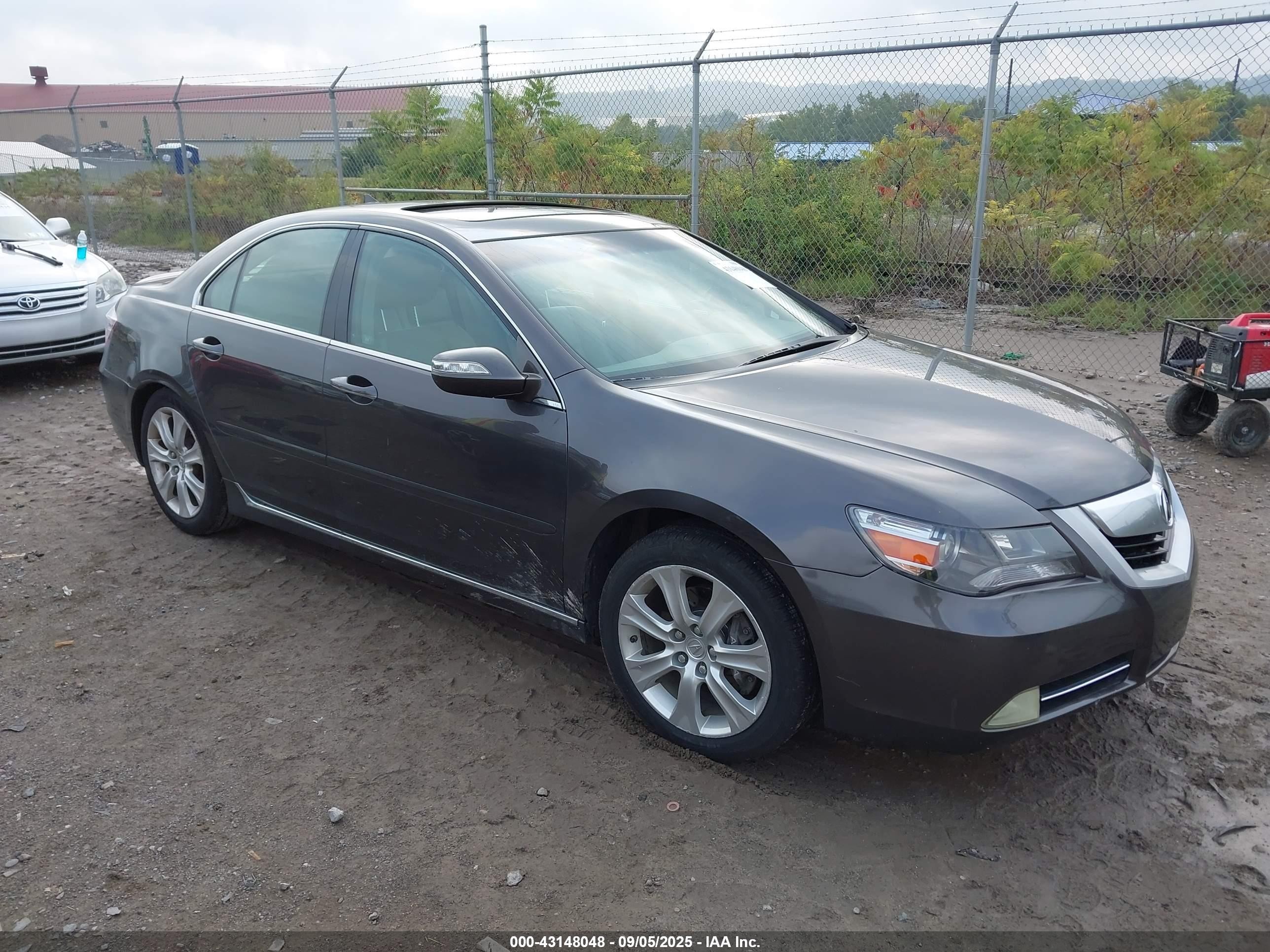 2010 Acura RL Technology, VIN JH4KB2F6XAC002573 — Side