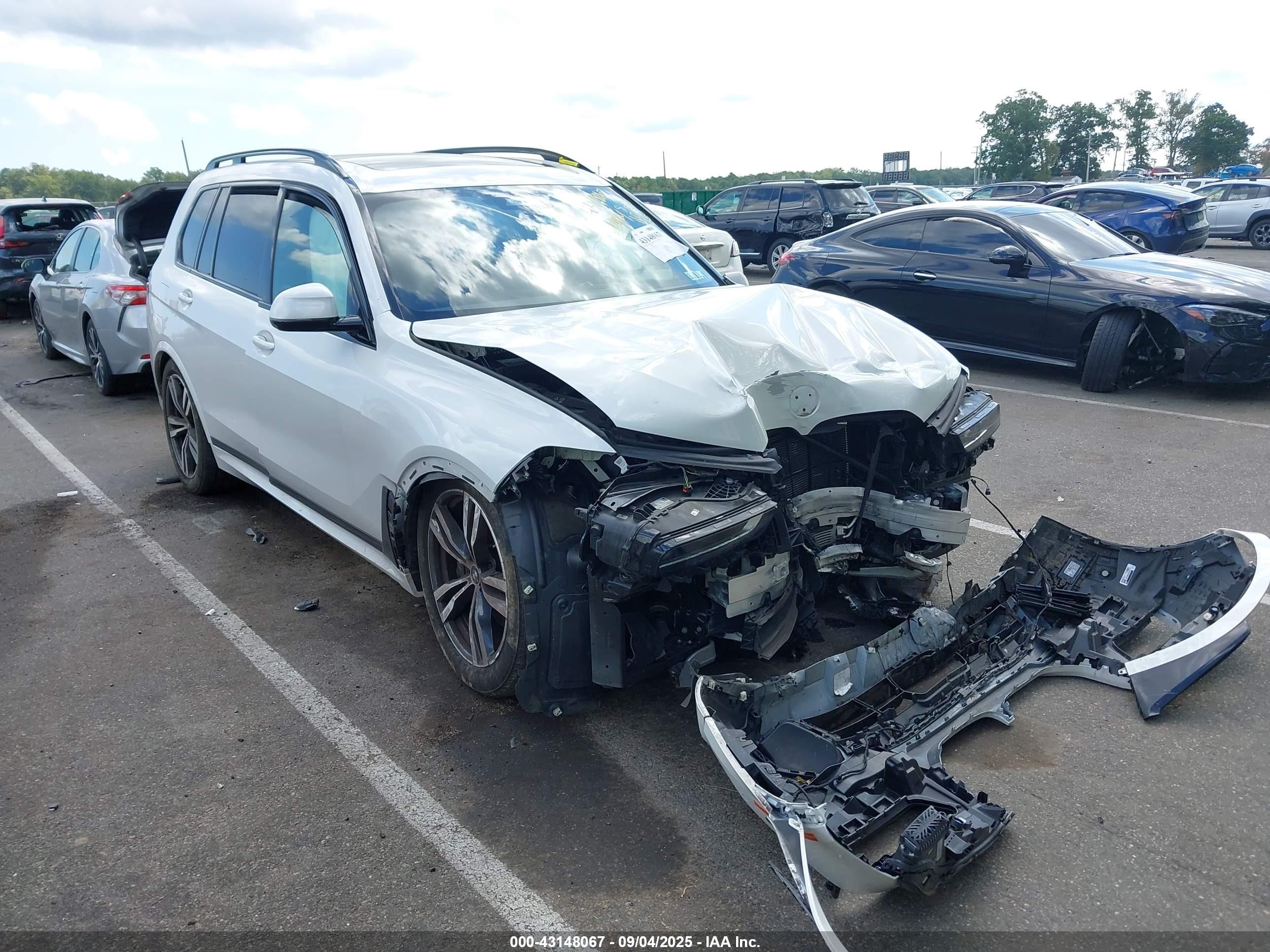 2024 BMW X7 xDrive40i, VIN 5UX23EM08R9U94106 — Front end