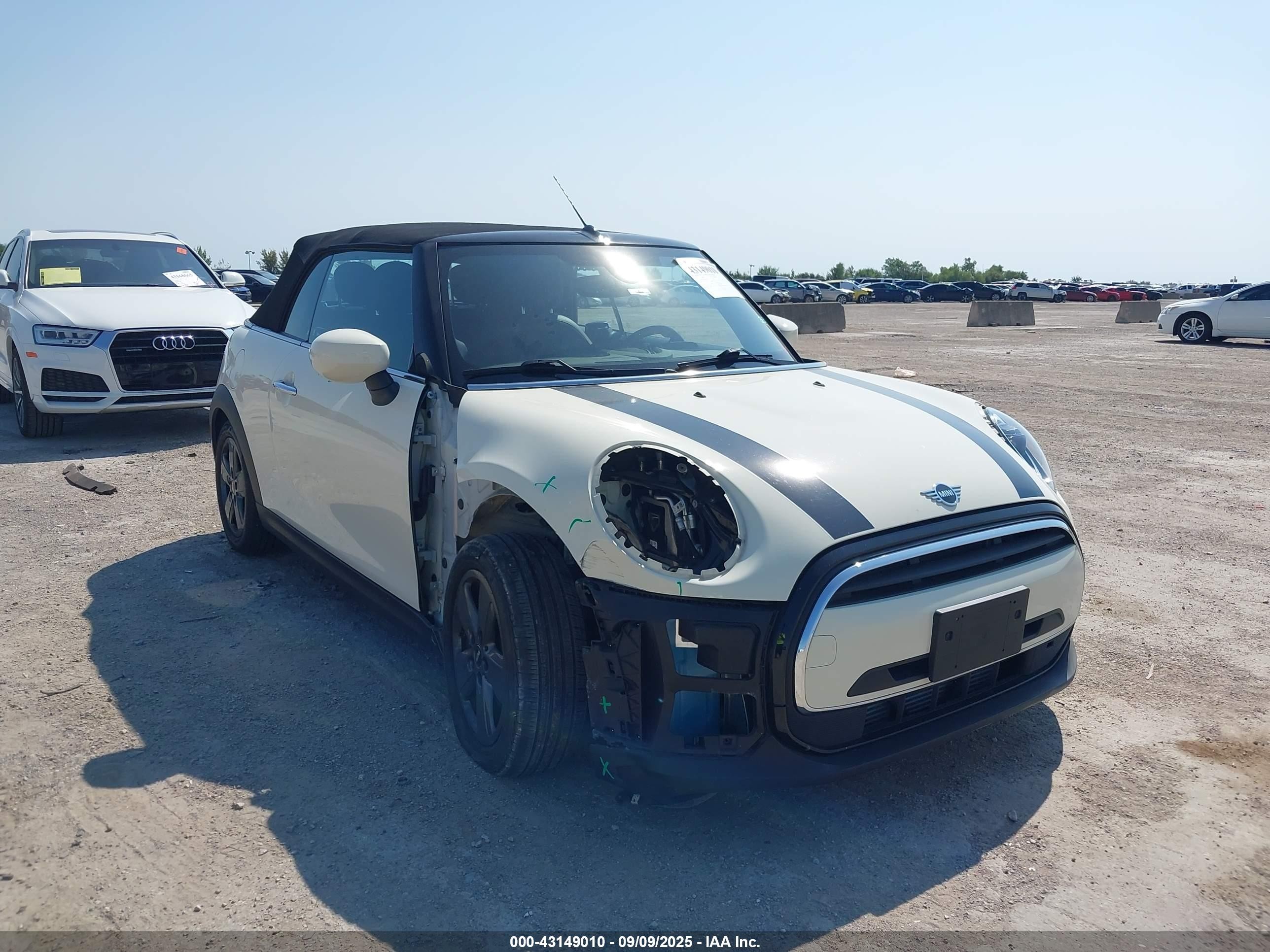 2022 MINI Convertible Cooper, VIN WMW23DL01N3N49017 — Перед