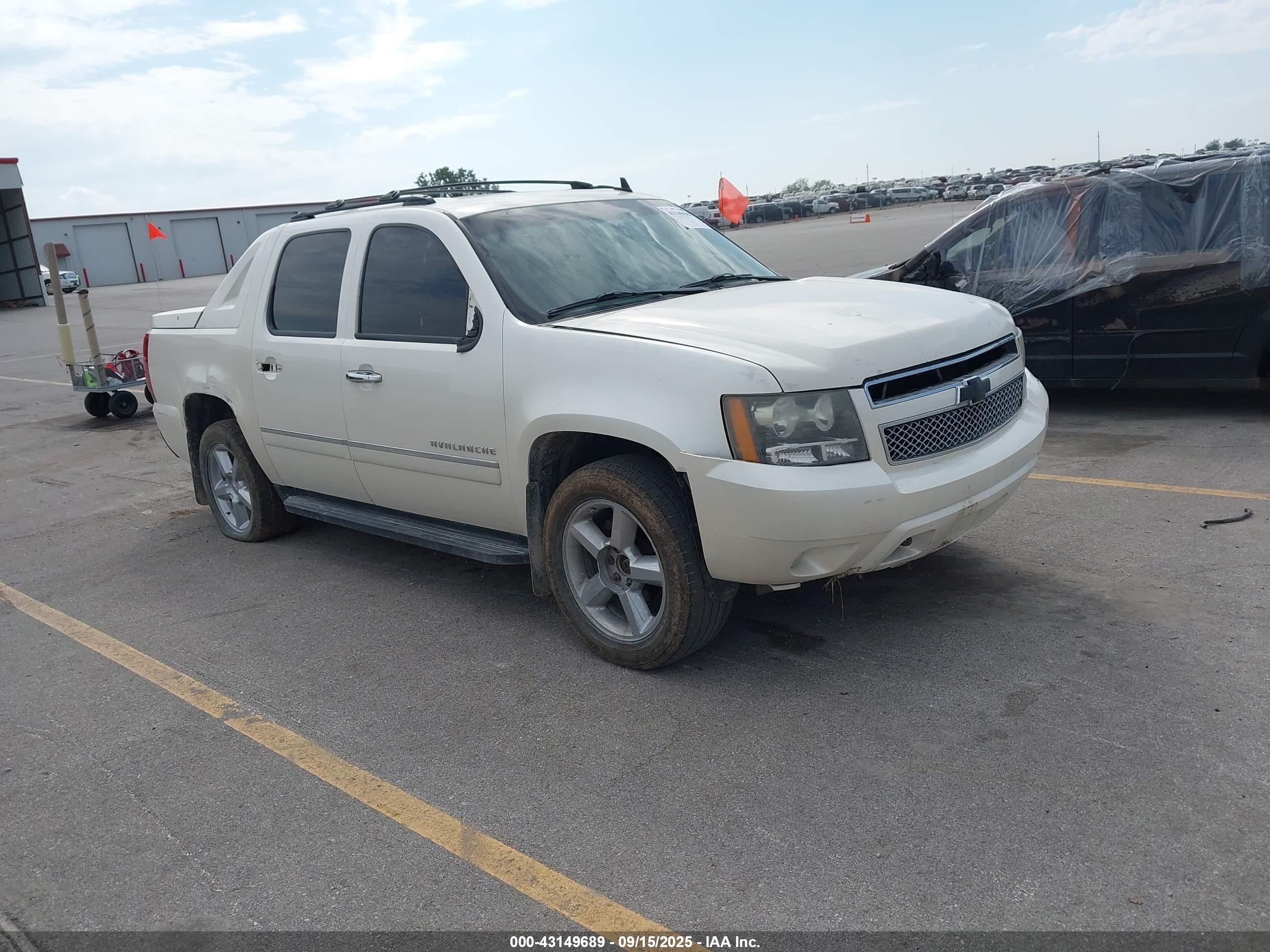 2011 Chevrolet Avalanche LTZ, VIN 3GNTKGE3XBG330138 — All over