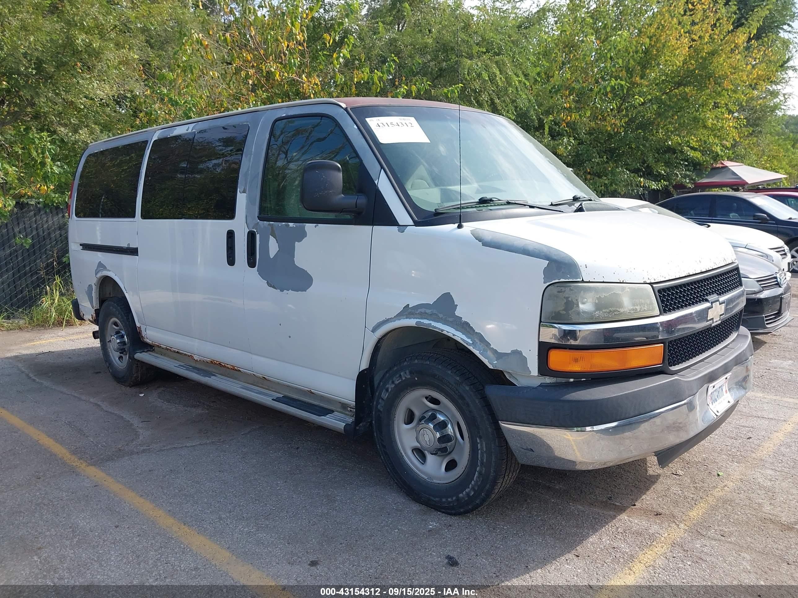 2007 Chevrolet Express Passenger, VIN 1GAHG35U871112554 — Front end