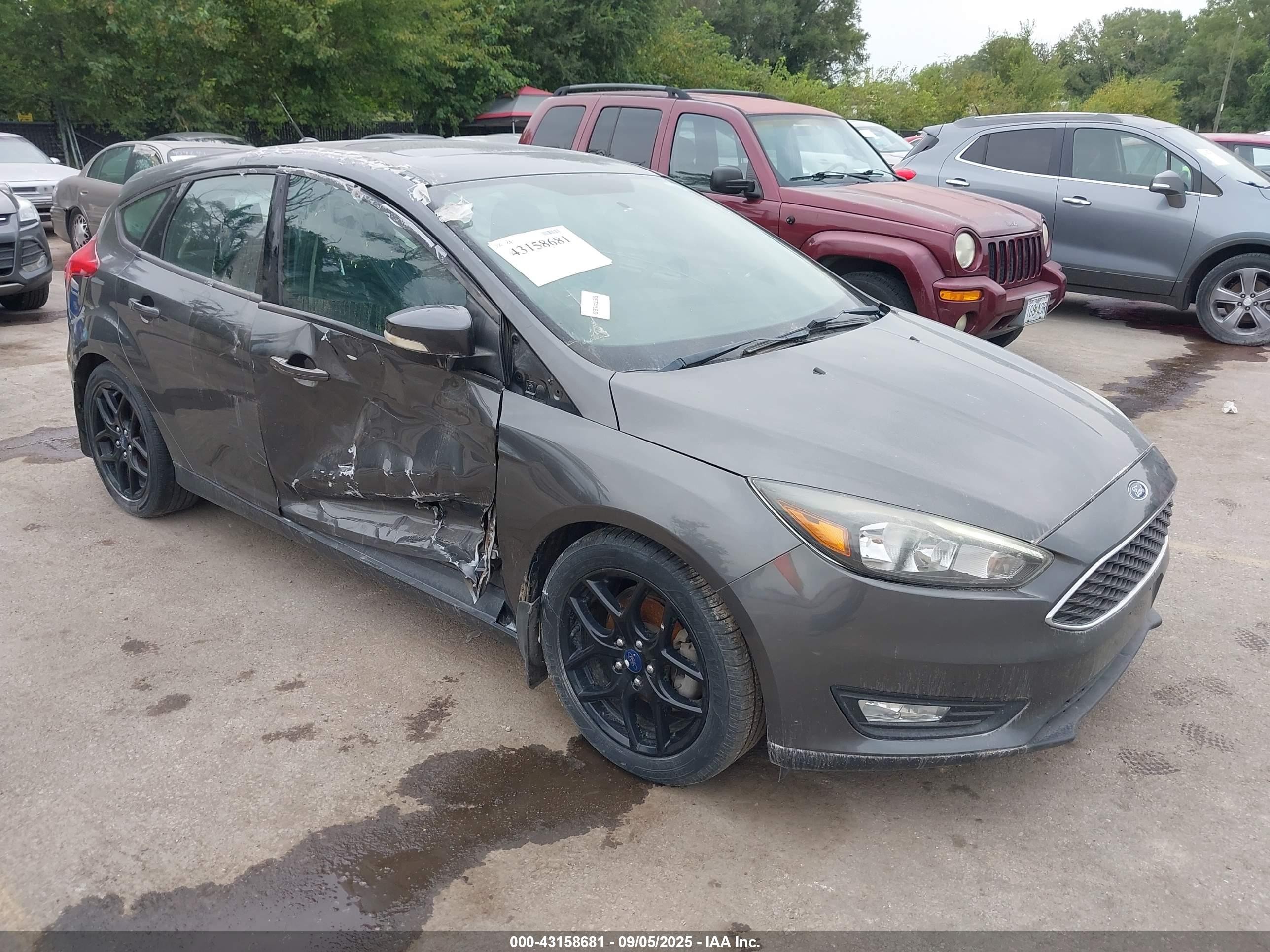 2016 Ford Focus SE, VIN 1FADP3K20GL288968 — Side