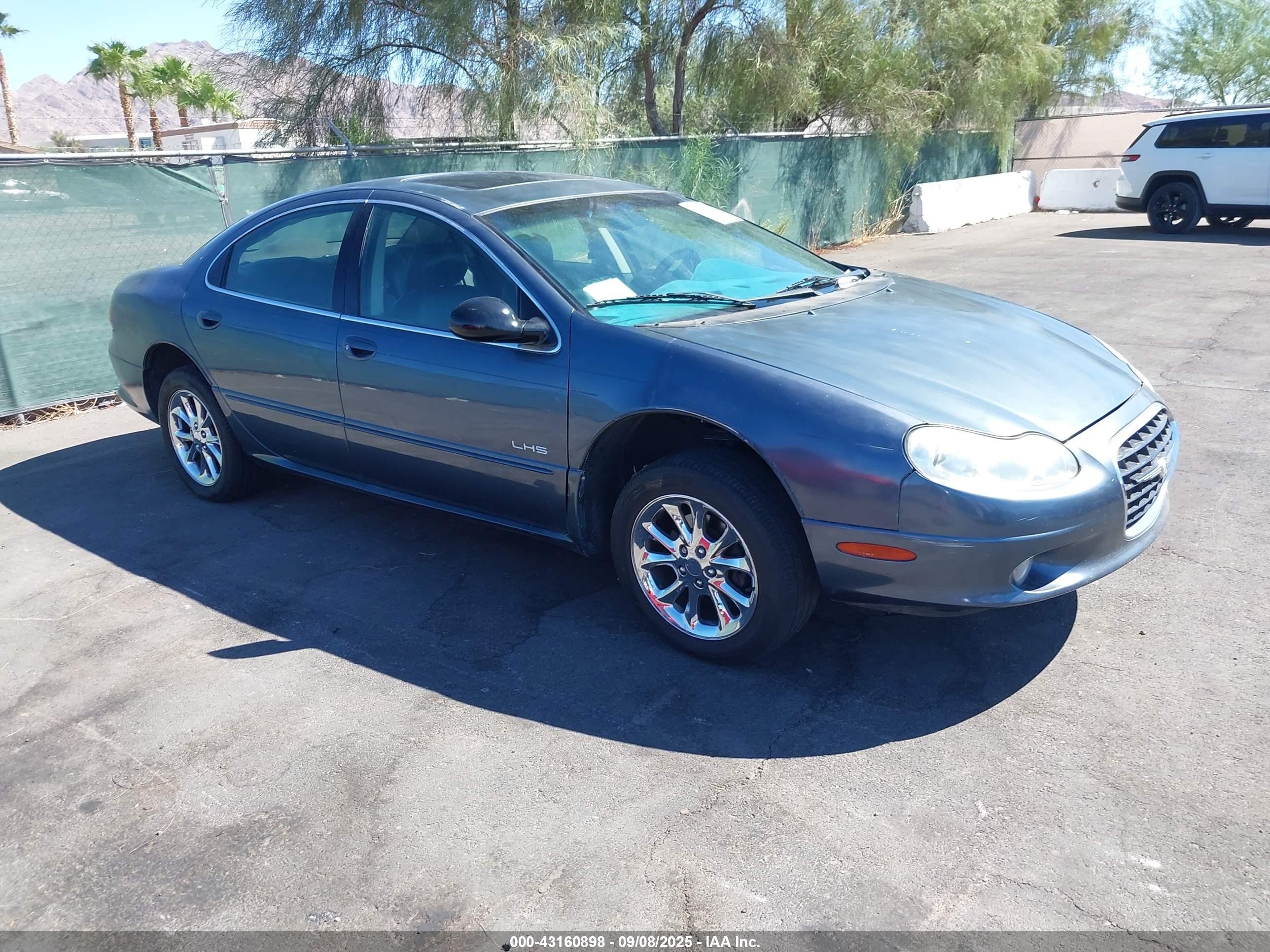 2000 Chrysler LHS, VIN 2C3HC56G7YH102239 — Перед