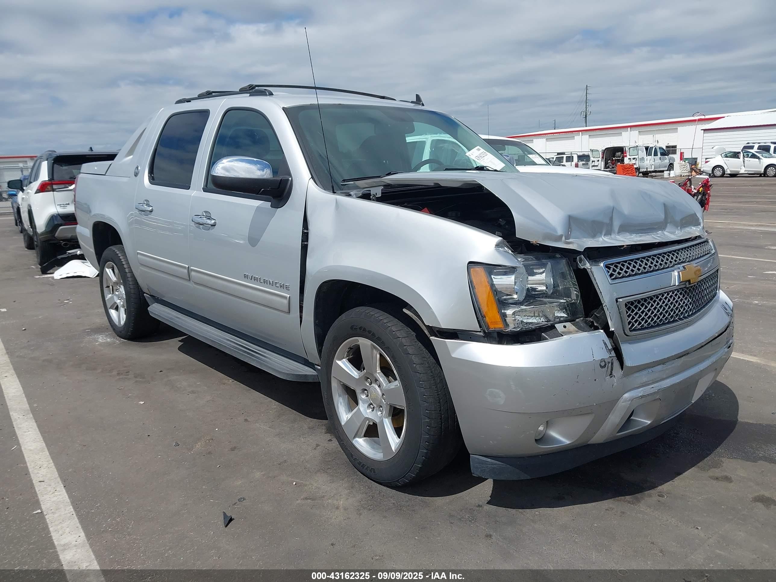 2013 Chevrolet Avalanche LS, VIN 3GNTKEE74DG379376 — Front end