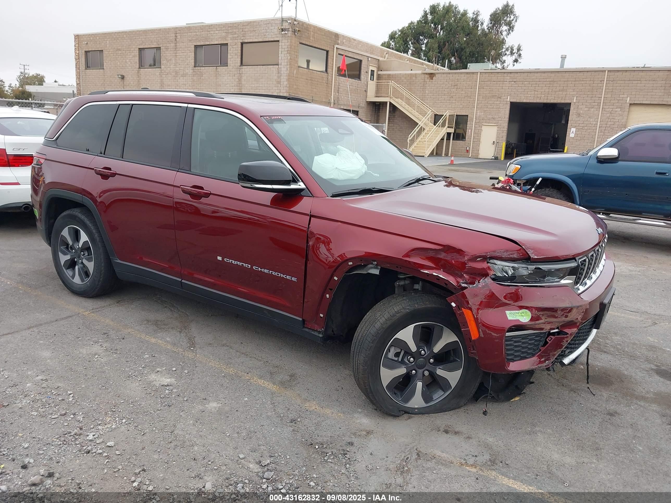 2022 Jeep Grand Cherokee, VIN 1C4RJYB69N8760084 — Front end
