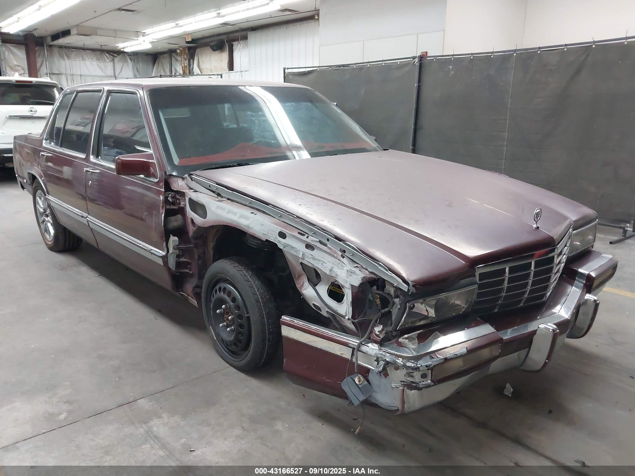 1992 Cadillac DeVille, VIN 1G6CD53B3N4268538 — Перед