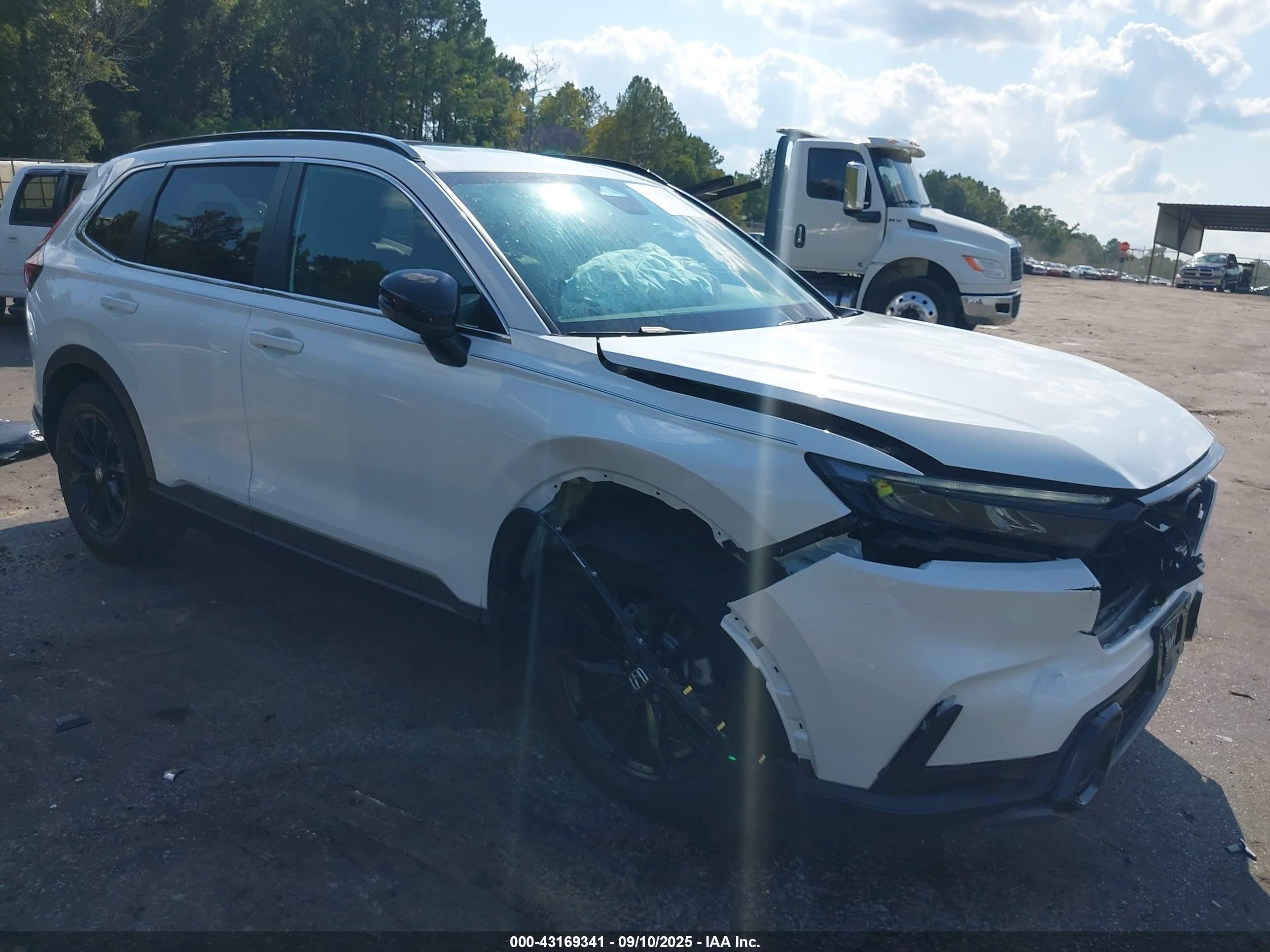 2025 Honda CR-V Sport-L, VIN 7FARS5H81SE001627 — Front end