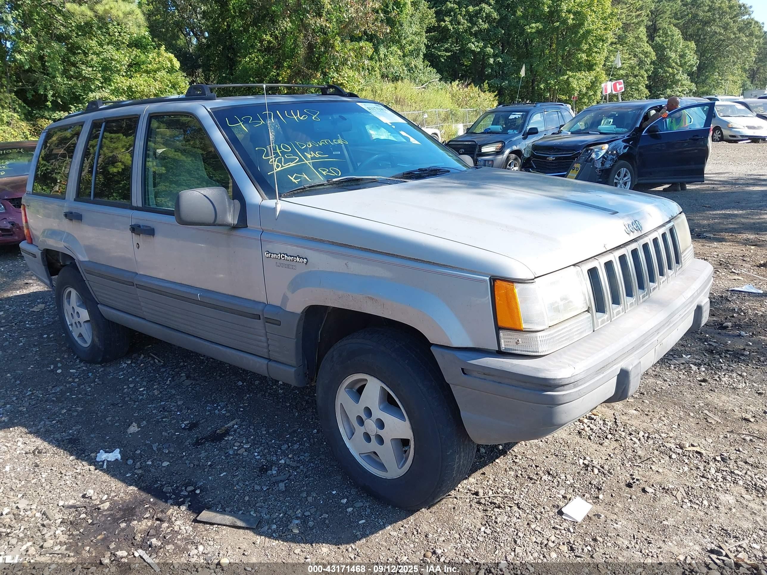 1994 Jeep Grand Cherokee Laredo, VIN 1J4GZ58S3RC277710 — Side