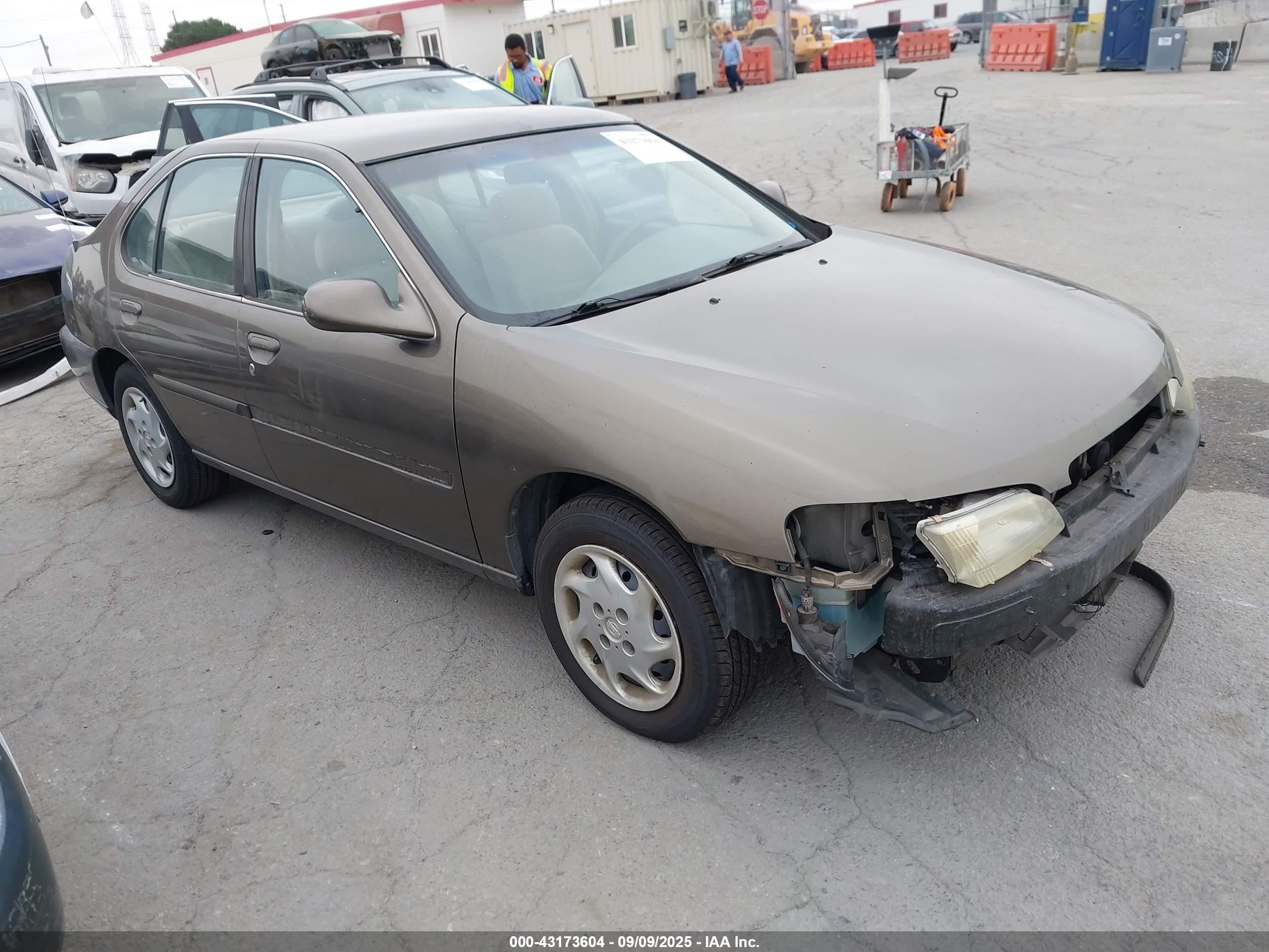 1999 Nissan Altima XE, VIN 1N4DL01D0XC170318 — Front end