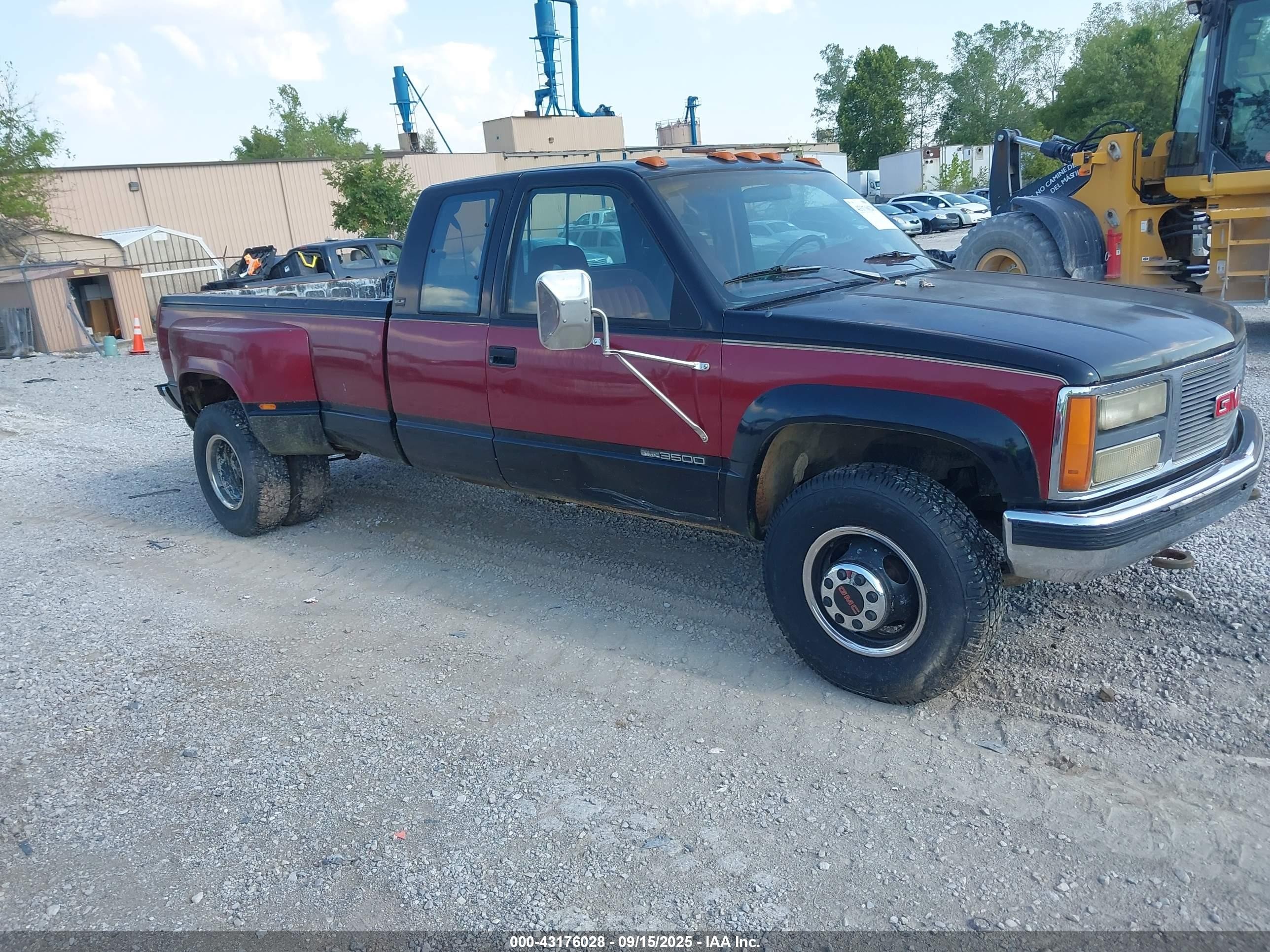 1992 GMC Sierra 3500, VIN 2GTHK39KXN1531723 — Side