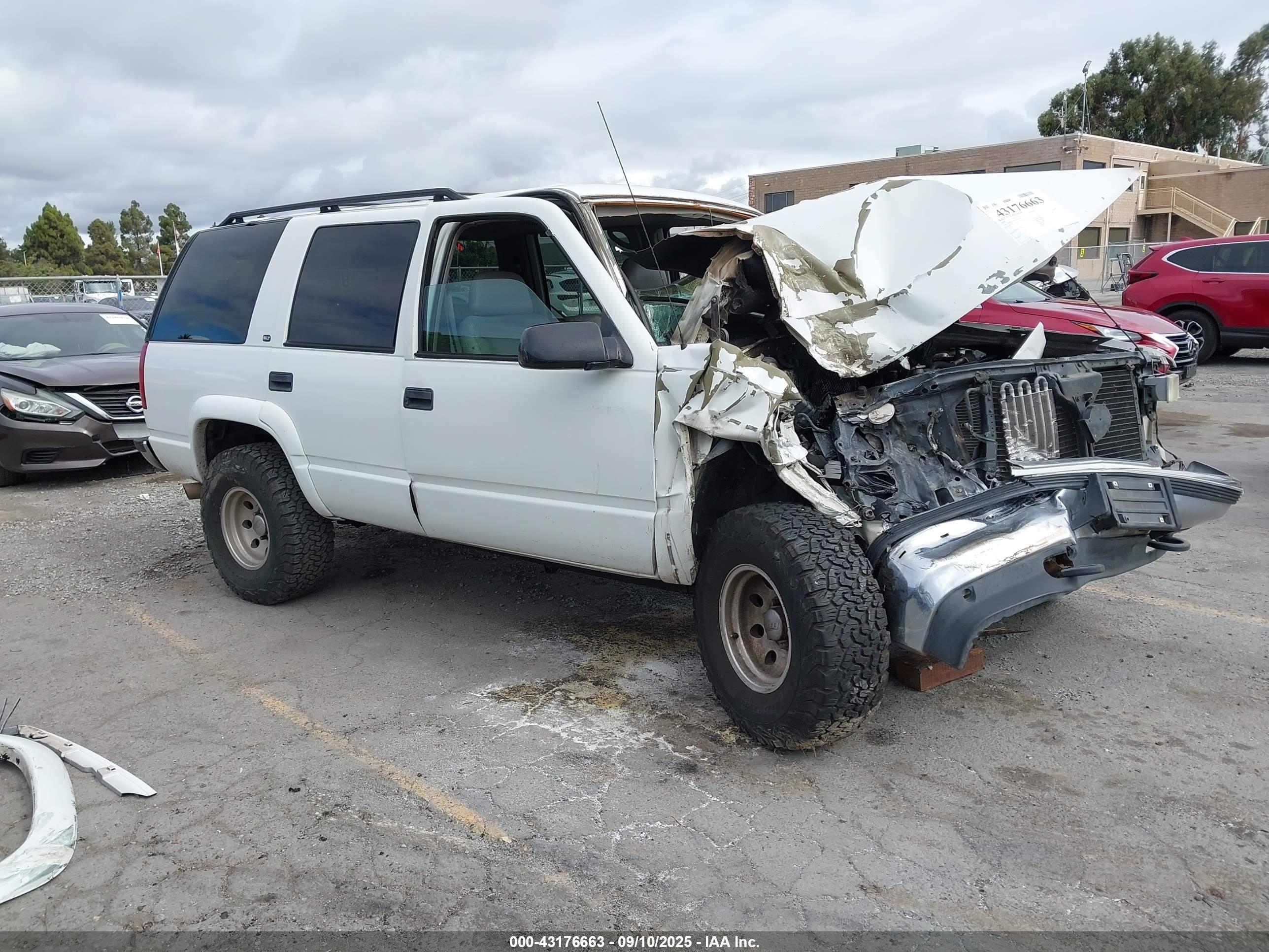 1997 GMC Yukon, VIN 1GKEK13R5VJ756638 — Front end