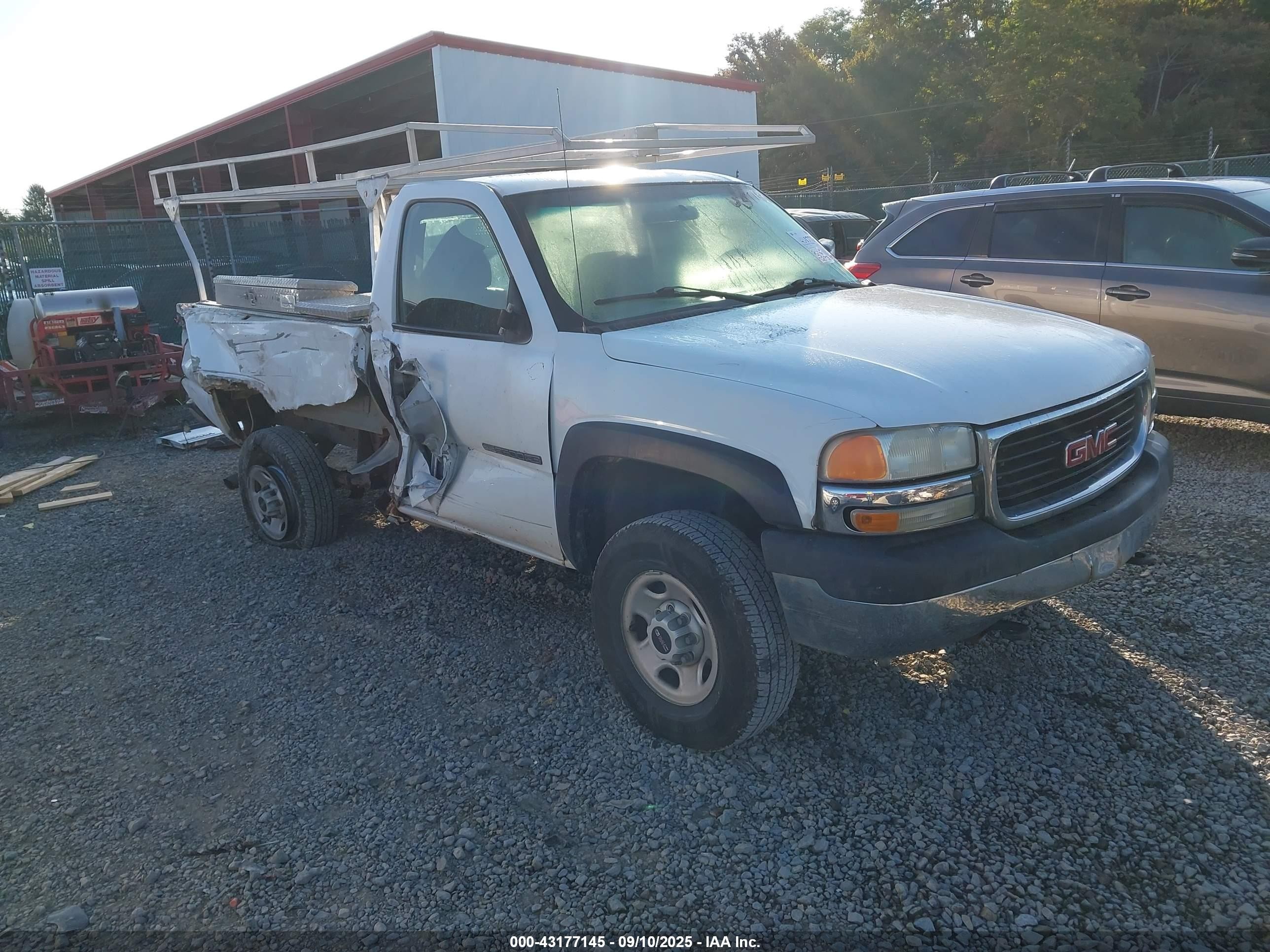 2002 GMC Sierra 2500HD Work Truck, VIN 1GTHC24UX2Z335140 — Side