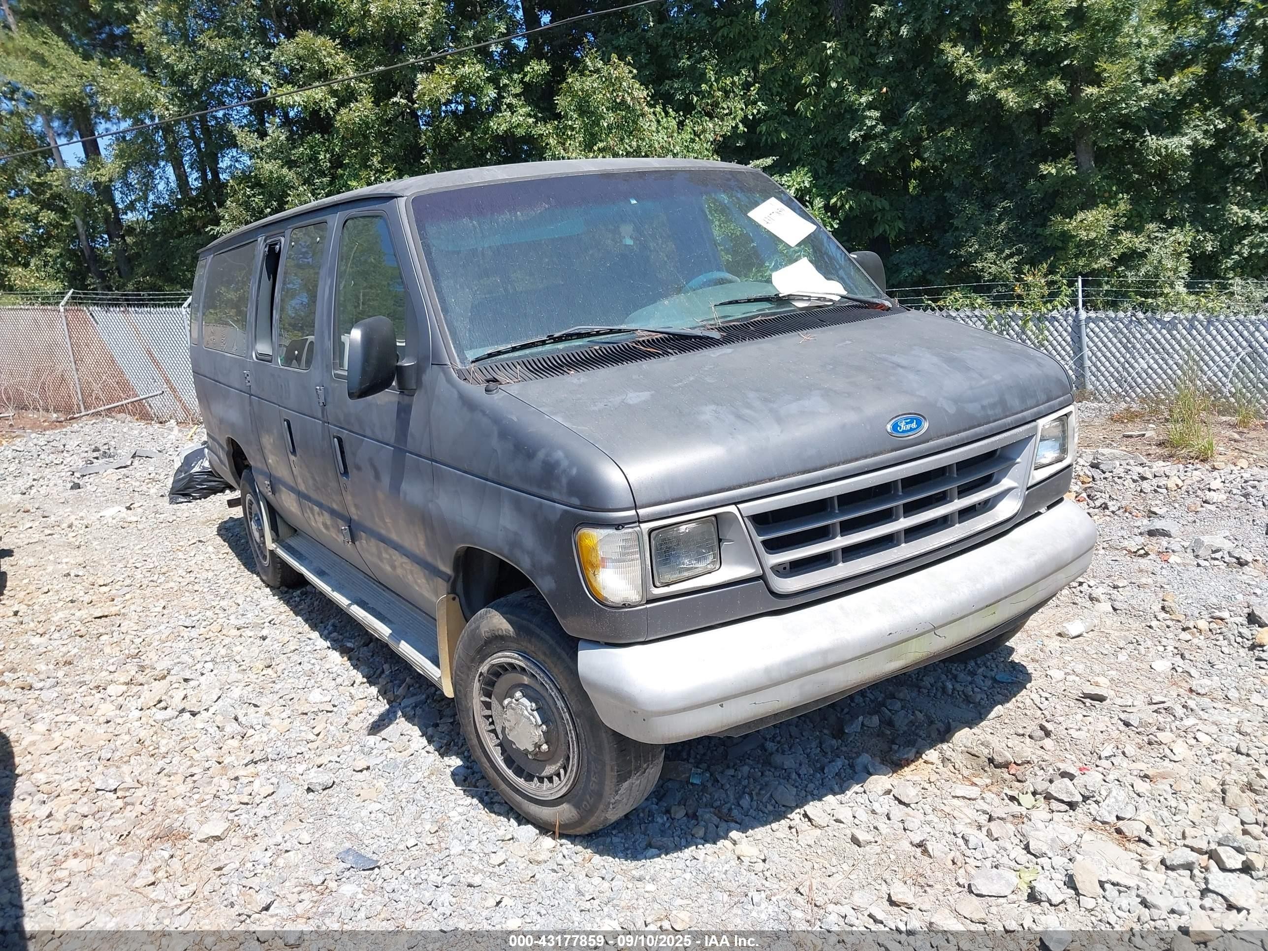 1994 Ford Econoline Wagon XL, VIN 1FBJS31H6RHB38911 — Side