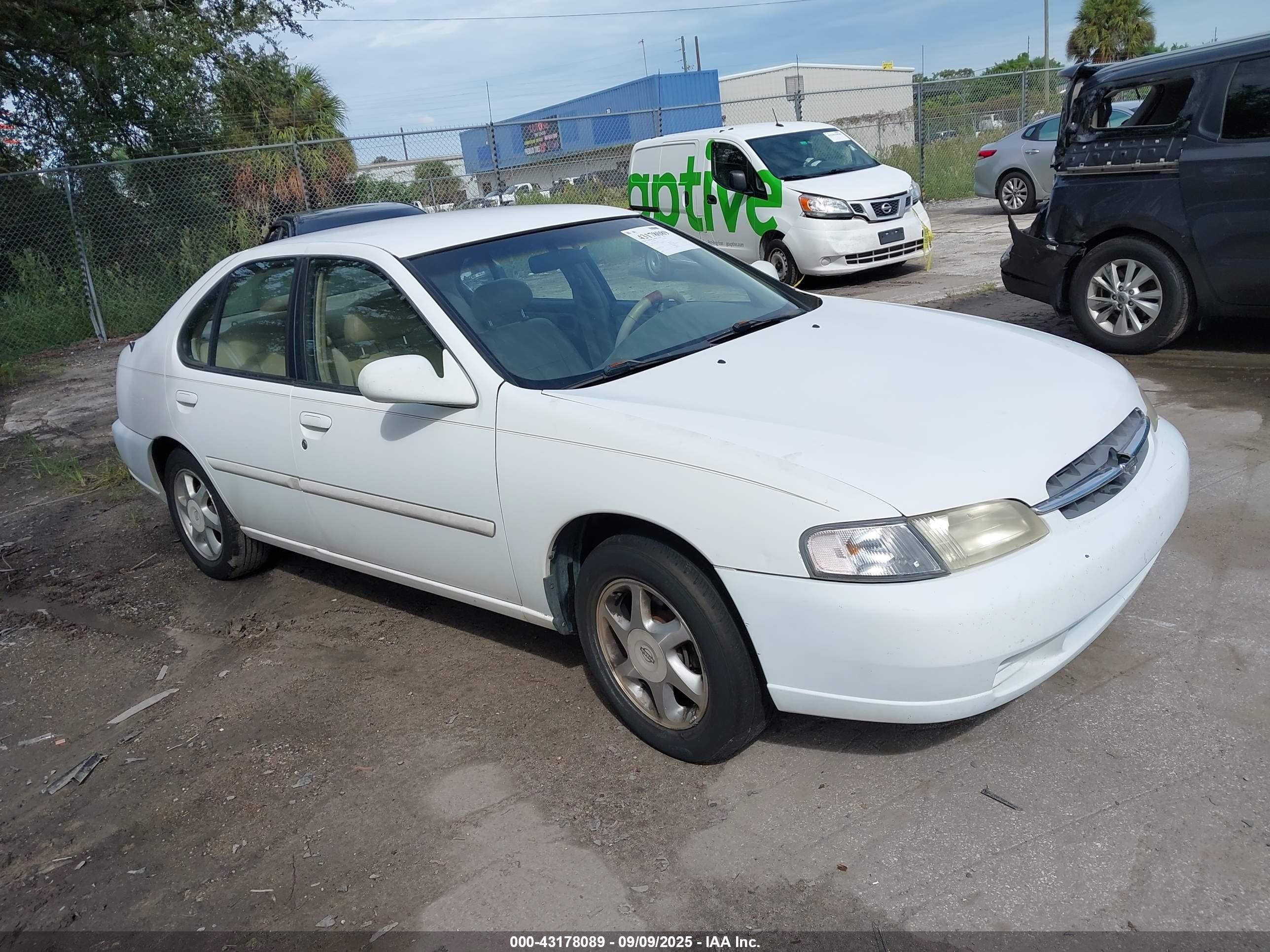 1999 Nissan Altima XE, VIN 1N4DL01DXXC180838 — Front end