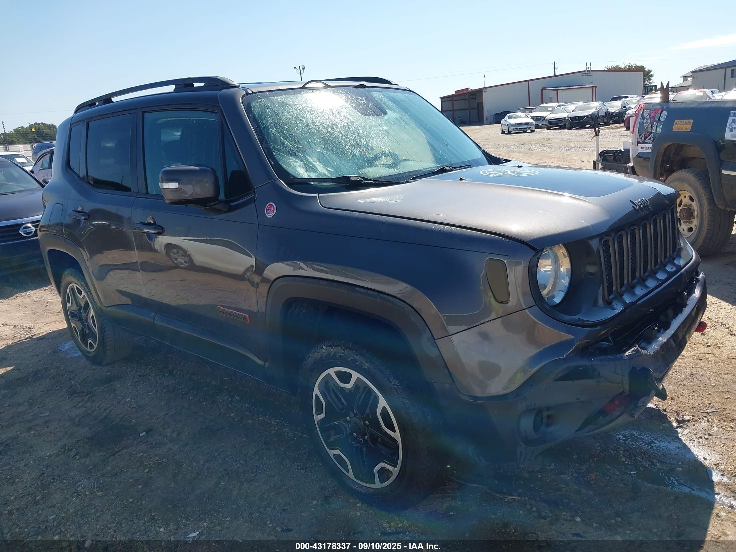 2016 Jeep Renegade Trailhawk, VIN ZACCJBCT7GPC94335 — Front end