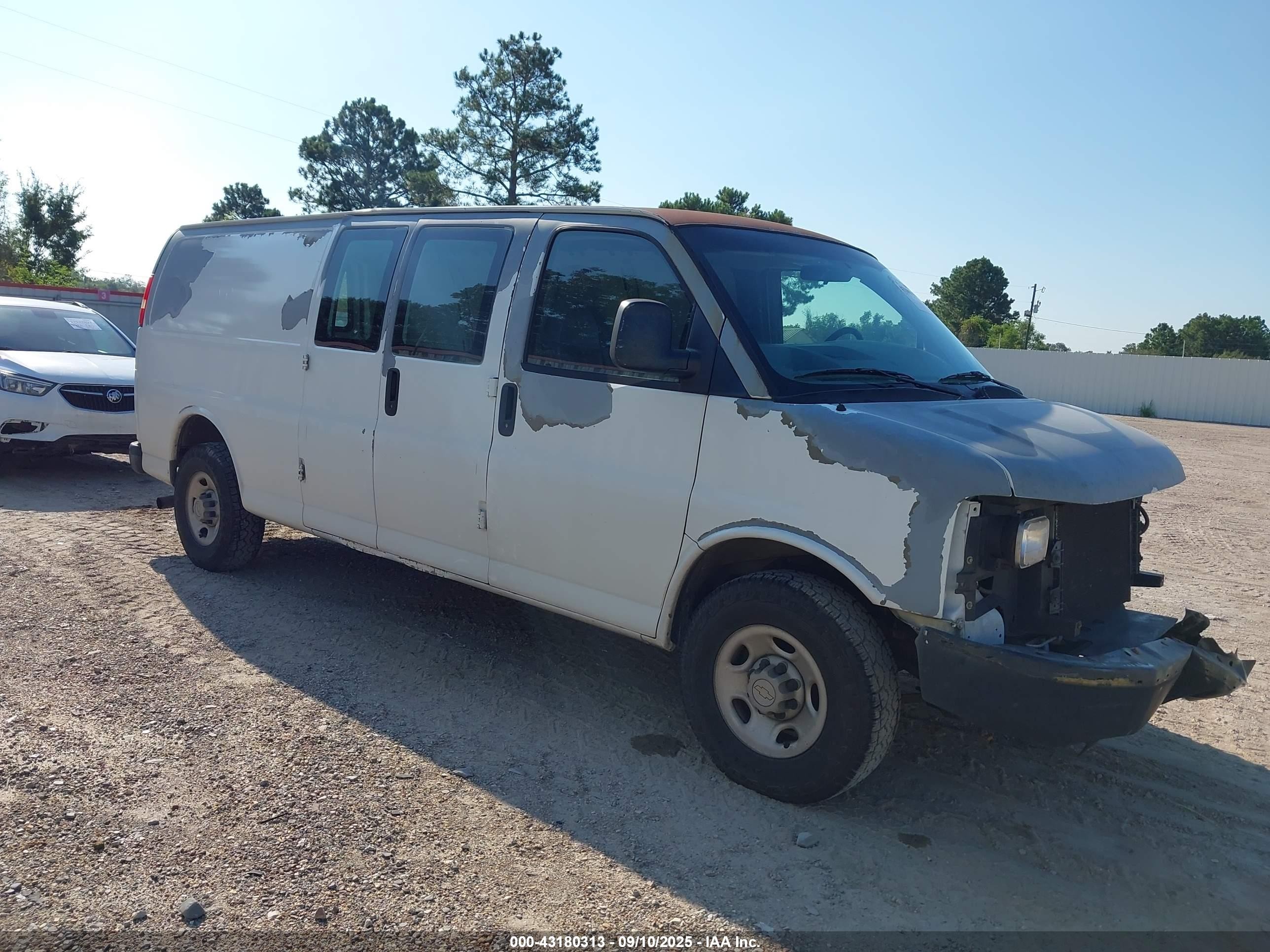 2009 Chevrolet Express 2500, VIN 1GCGG29K191163287 — Front end