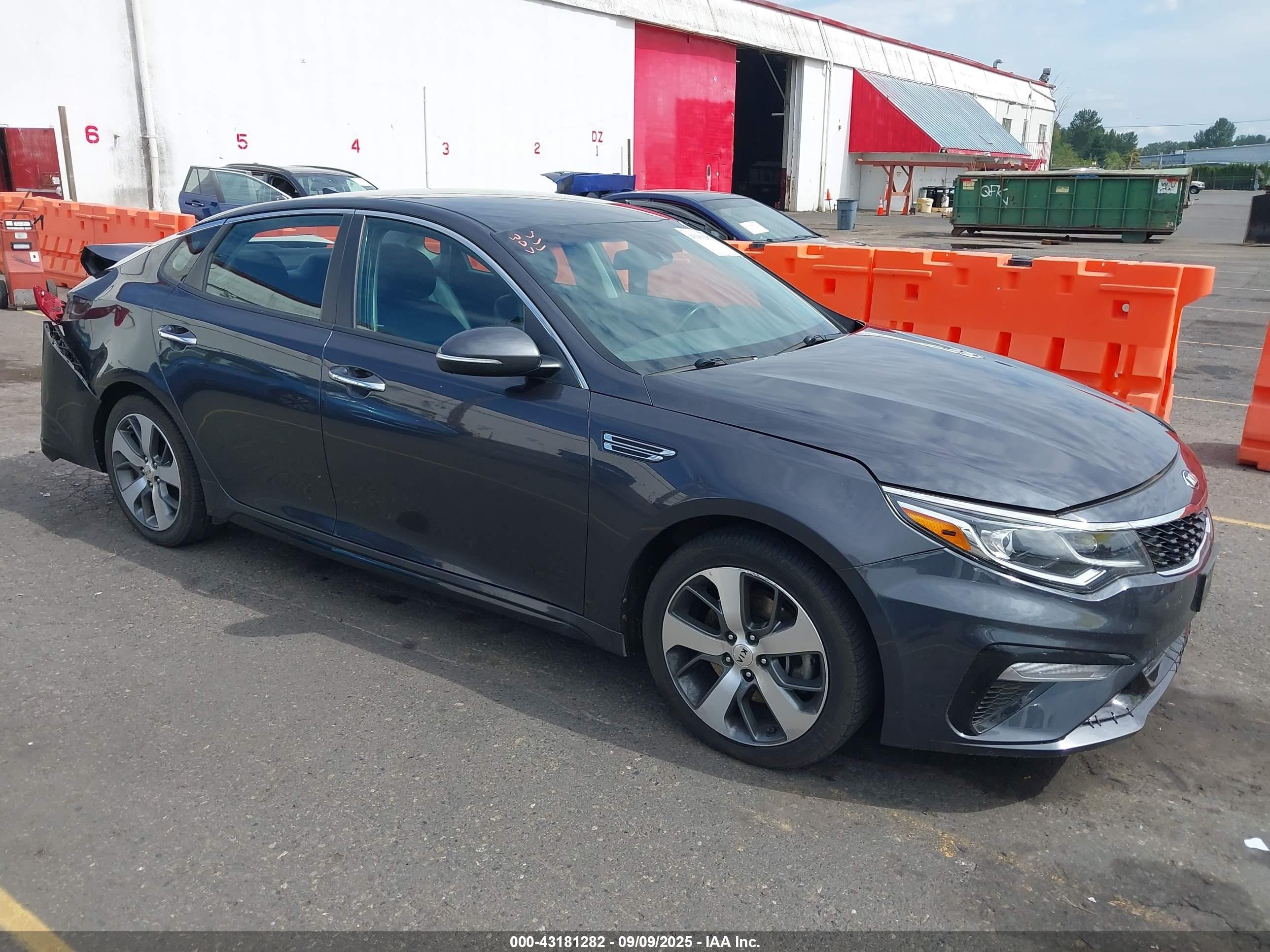 2019 Kia Optima LX, VIN 5XXGT4L39KG320700 — Rear end