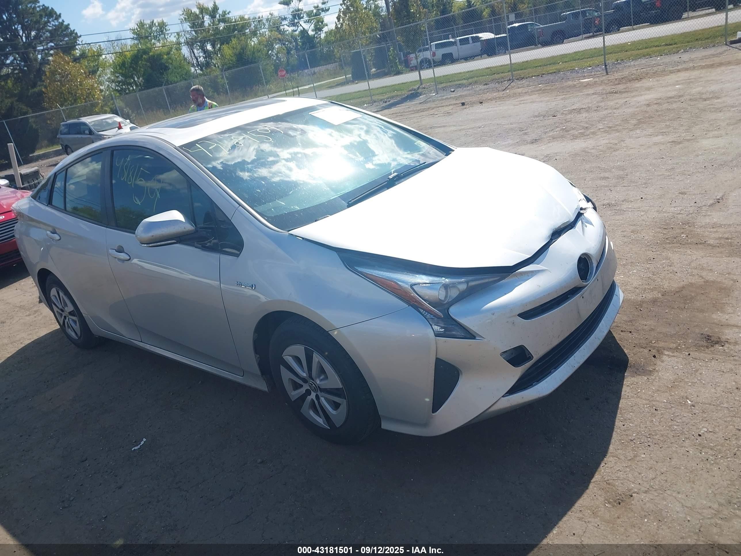 2017 Toyota Prius Two, VIN JTDKARFU4H3036806 — Front end