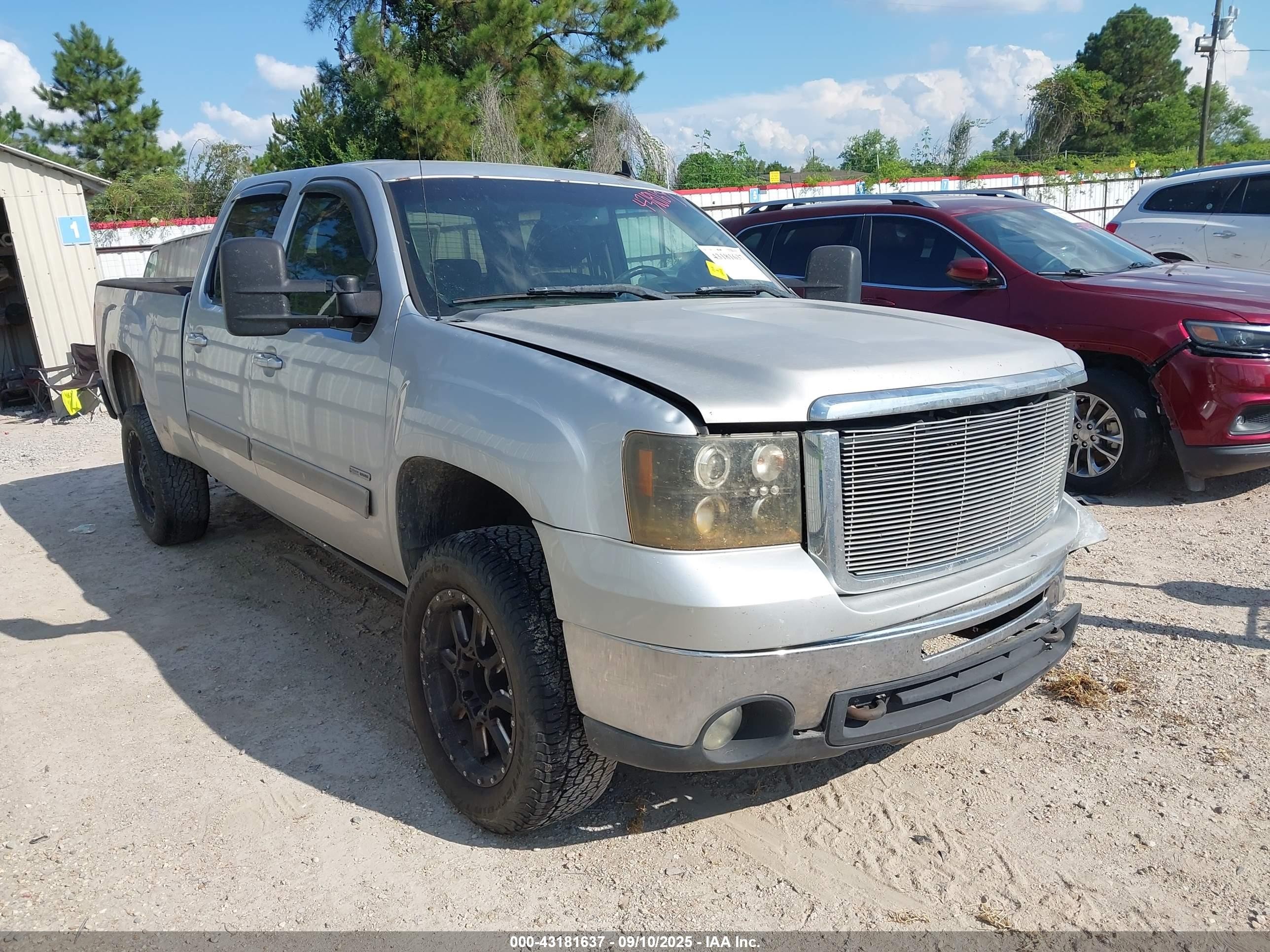 2010 GMC Sierra 2500HD SLT, VIN 1GT4K1B60AF131141 — Front end