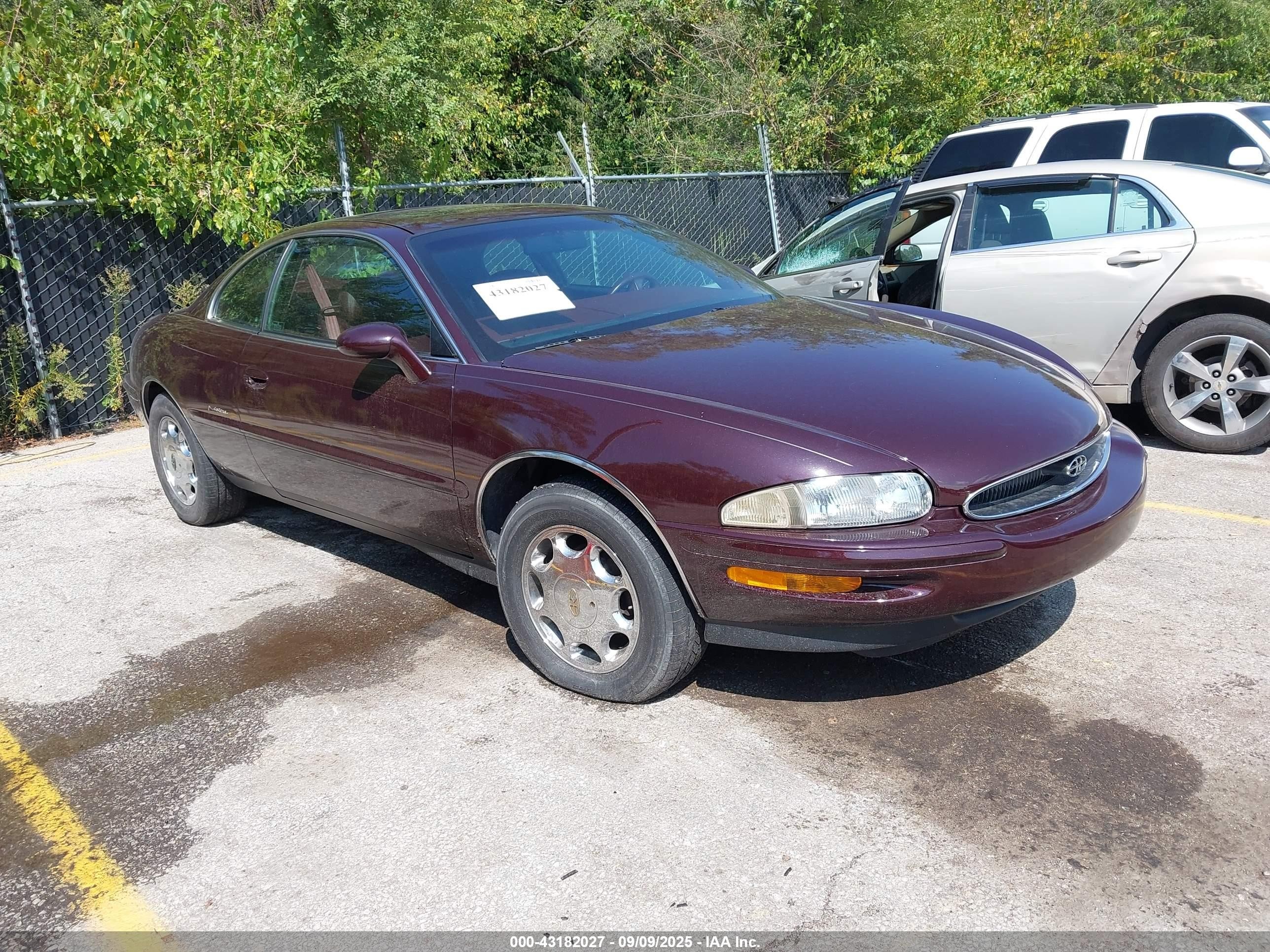 1995 Buick Riviera, VIN 1G4GD2219S4739461 — Front end