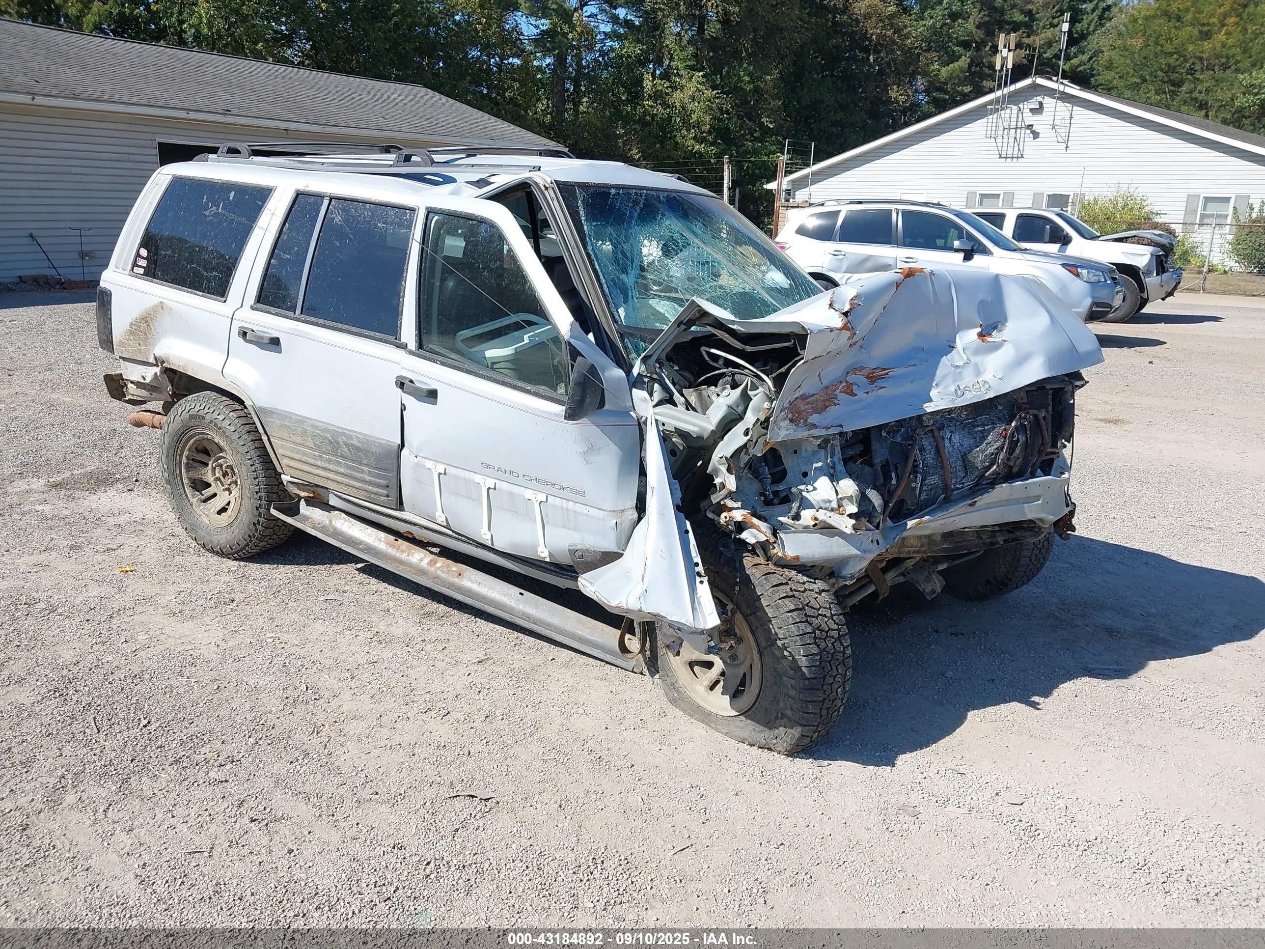 1996 Jeep Grand Cherokee Laredo, VIN 1J4FX58S3TC162145 — Front end