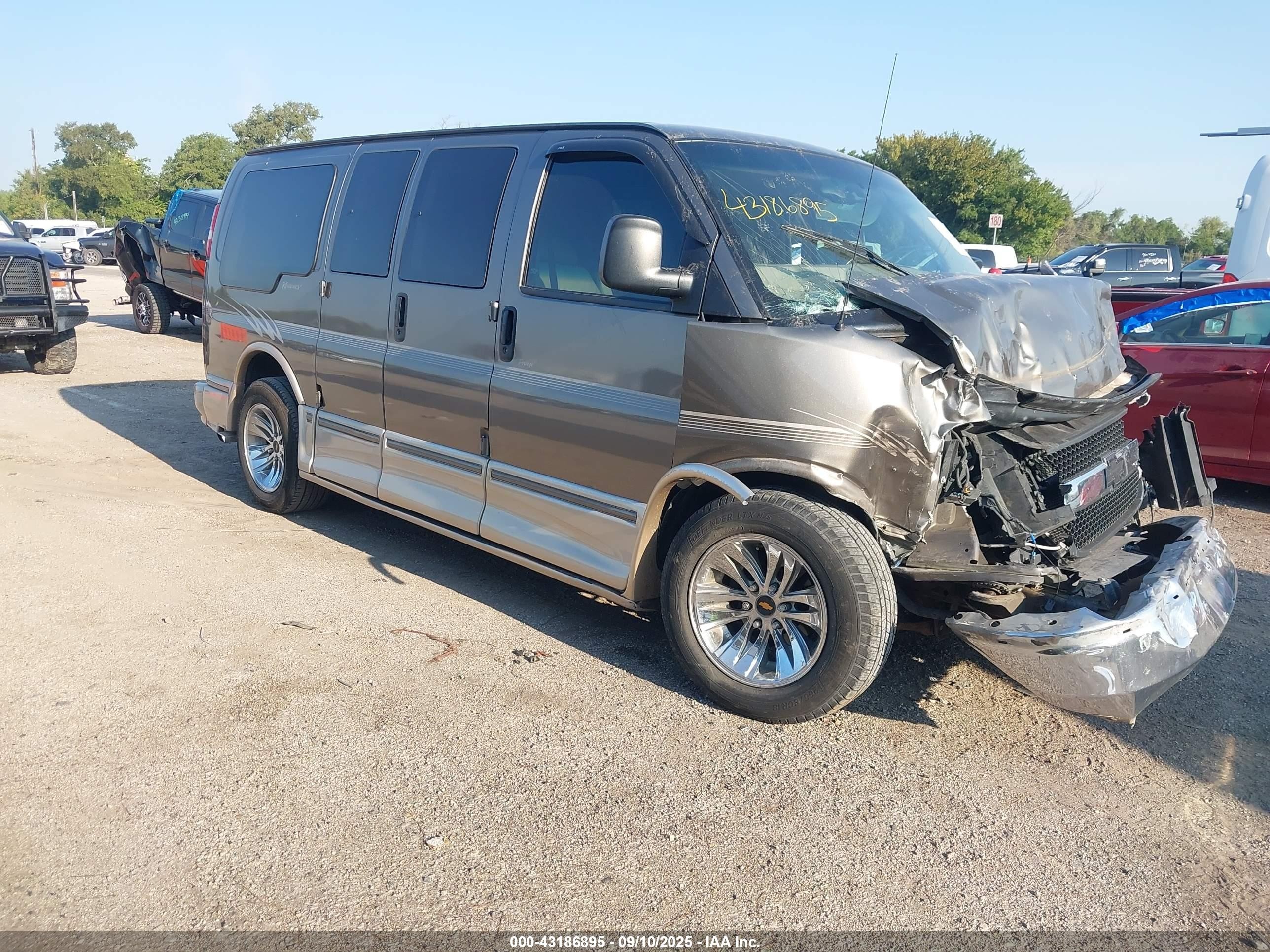2004 Chevrolet Express Passenger, VIN 1GBFG15T541218776 — Front end