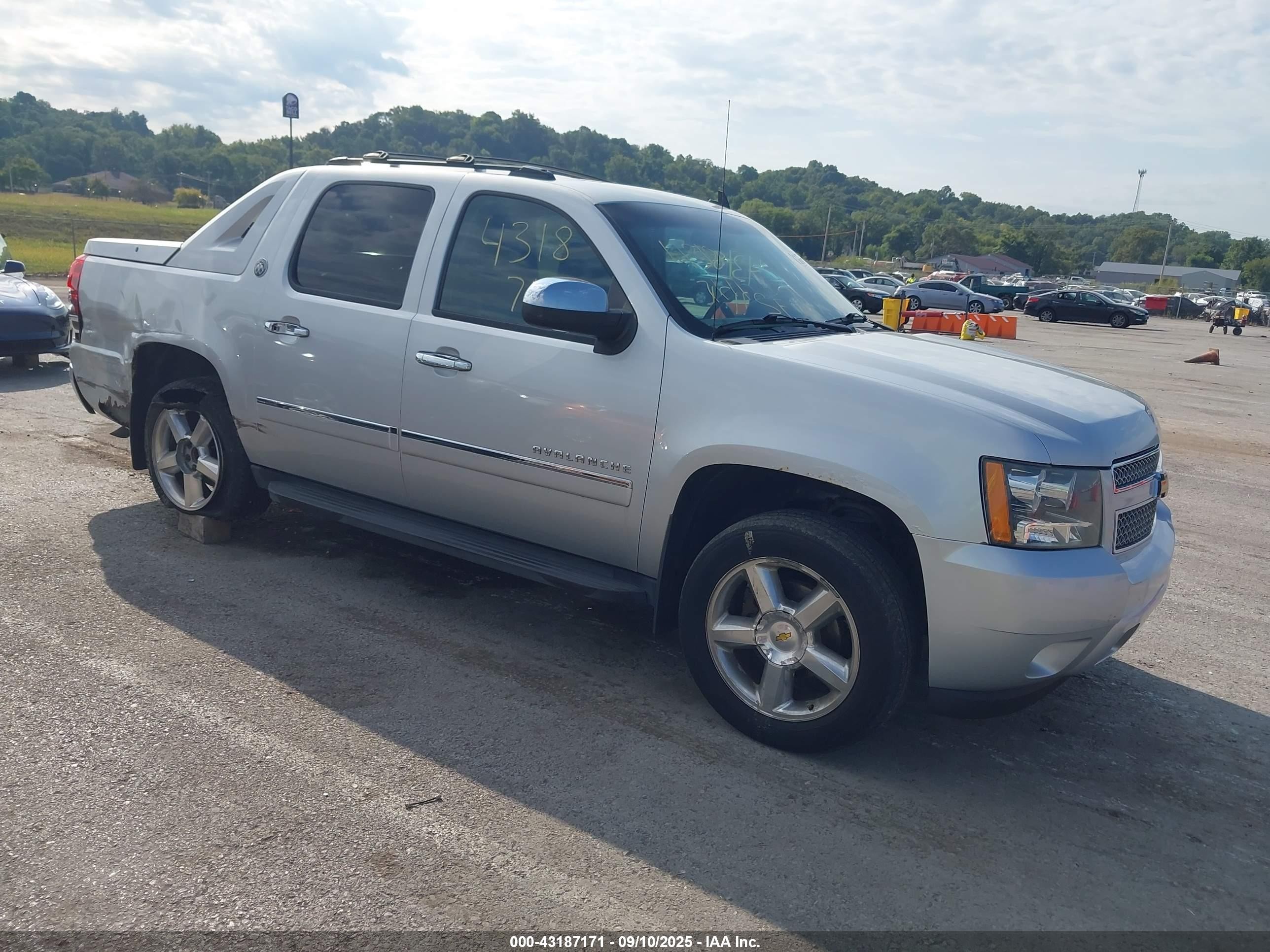 2013 Chevrolet Avalanche LTZ, VIN 3GNTKGE7XDG381435 — Side