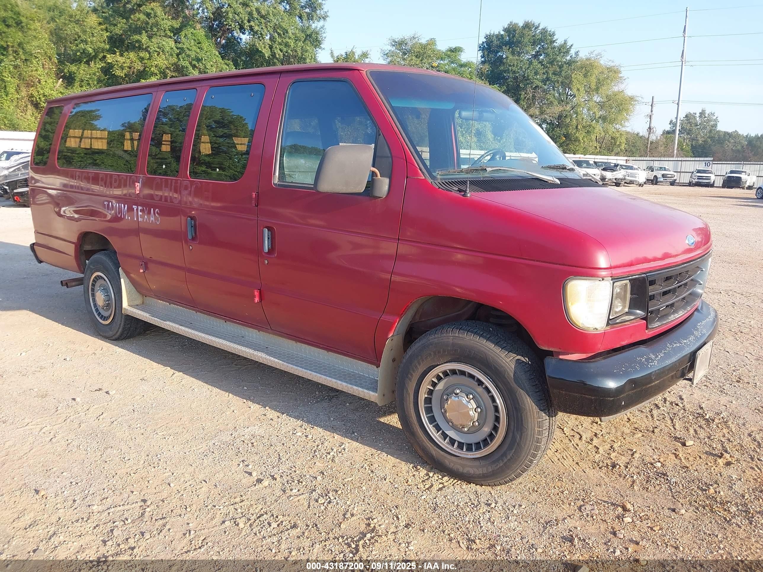 1993 Ford Econoline Wagon Super Custom, VIN 1FBJS31H8PHB50961 — Front end