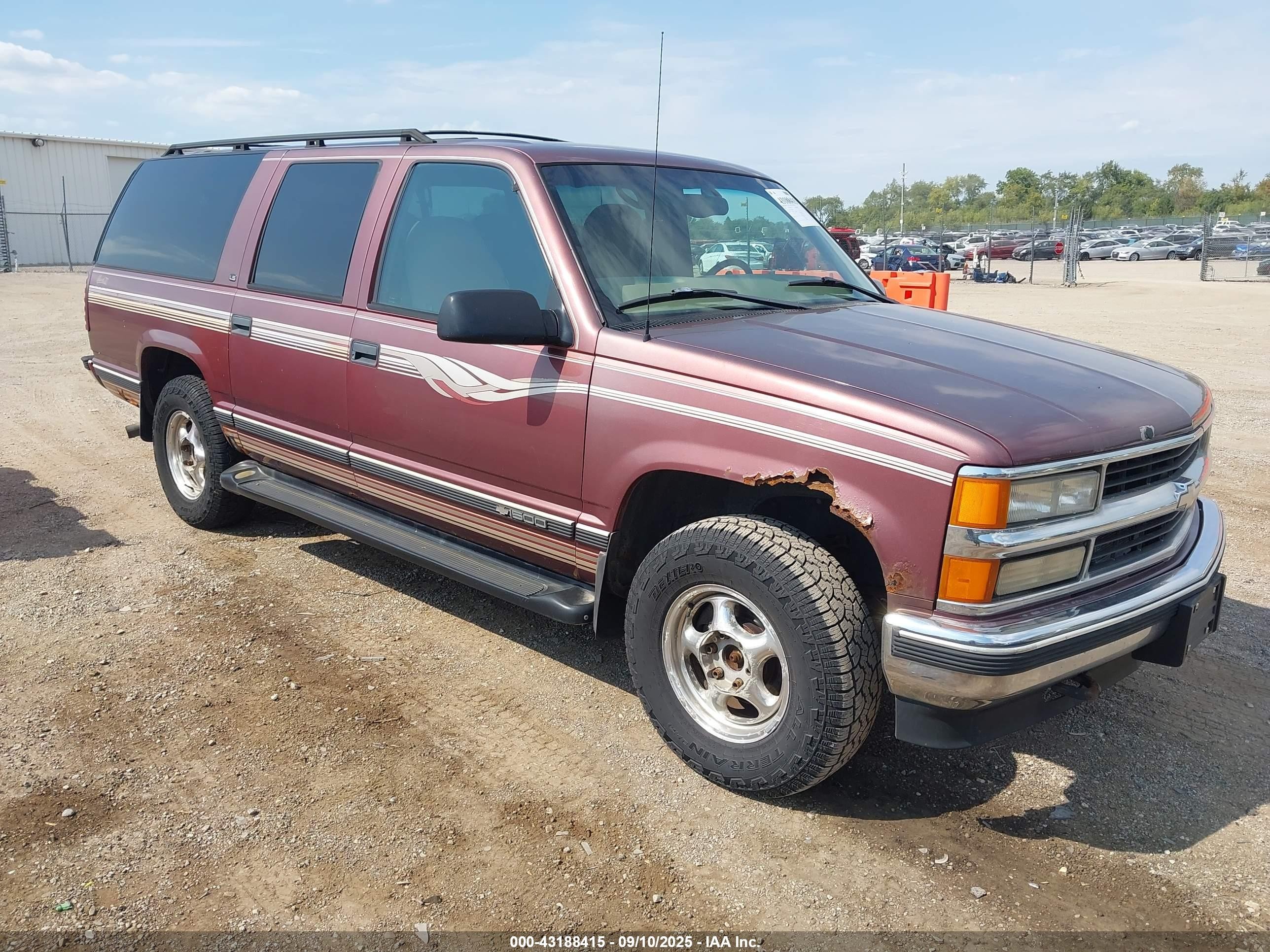 1997 Chevrolet Suburban, VIN 1GBFK16R2VJ434474 — Normal wear