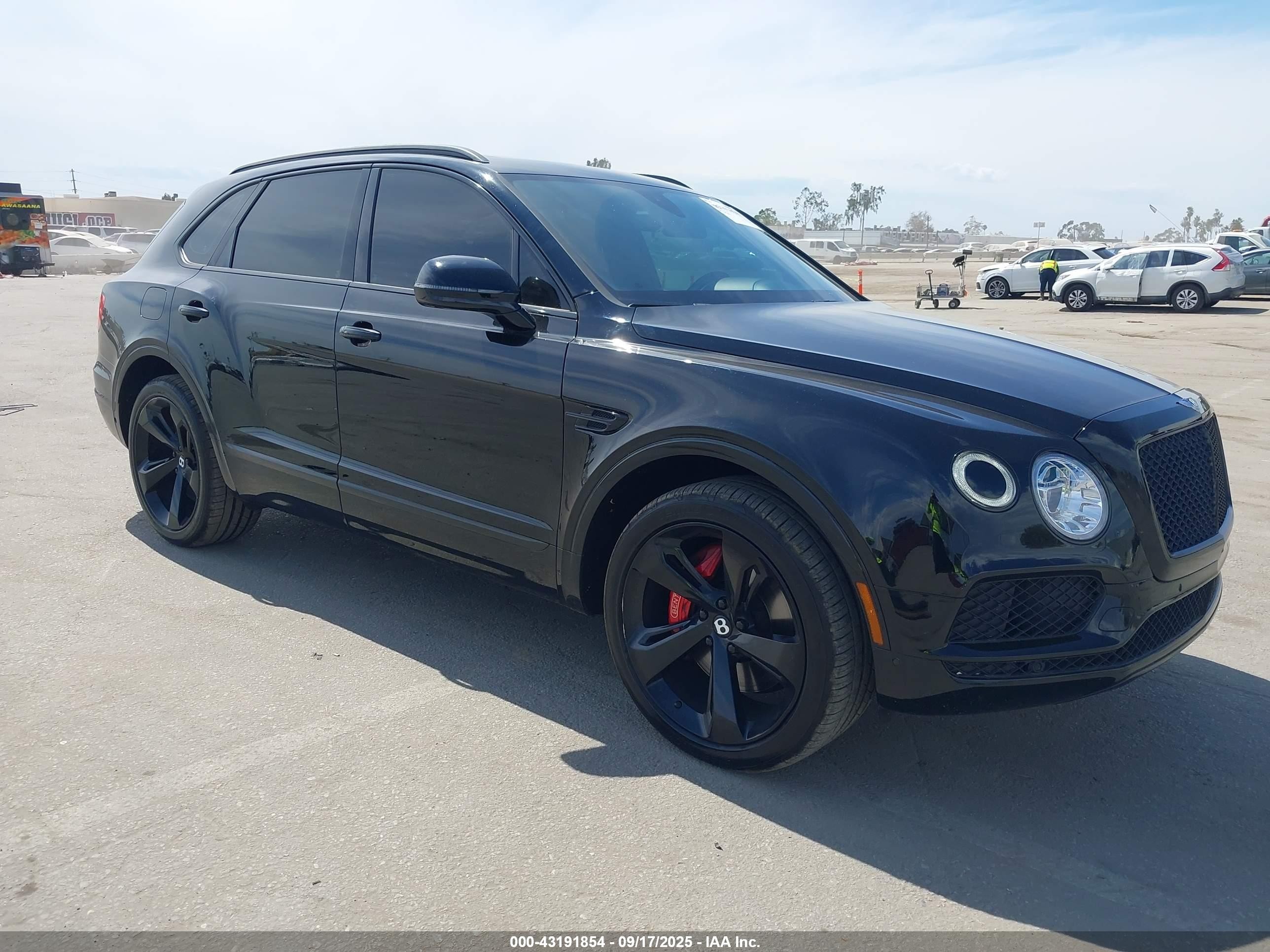 2019 Bentley Bentayga V8, VIN SJAAM2ZV5KC024557 — Front end
